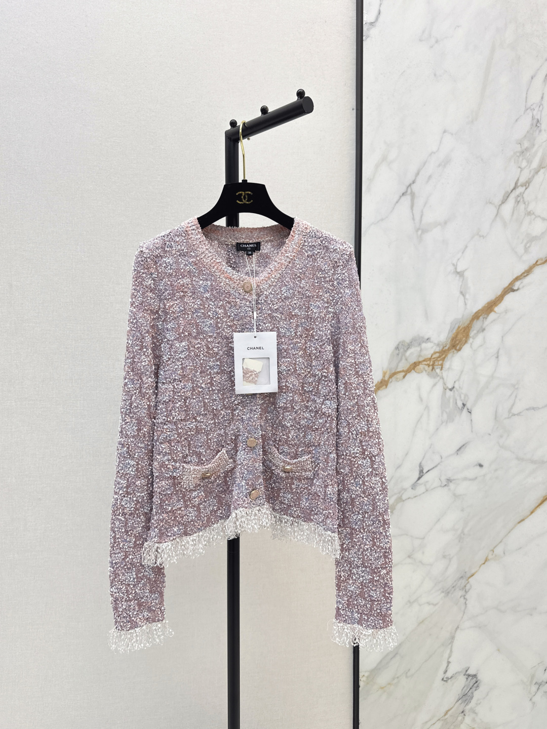 NO:685158,C's 26Ss - the latest colorful yarn fringed cardigan for early spring. The mixed yarn has its own fine glitter. The fringed hem adds a smart sense of layering. The sense of sophistication is directly full. The soft and waxy knitted material is comfortable to wear next to the body. Whether it is worn inside or alone, you can wear a lazy and noble lady style~~ Three colors are on sale now sml,,chanel,19860909C家 26Ss———早春最新款彩纱流苏开衫 混纱自带细闪 流苏下摆增添了灵动的层次感 精致感直接拉满 软糯的针织材质贴身穿也舒服 不管是内搭还是单穿,都能穿出慵懒又贵气的大小姐范儿～～三色现货发售sml,,chanel,,Women's clothing