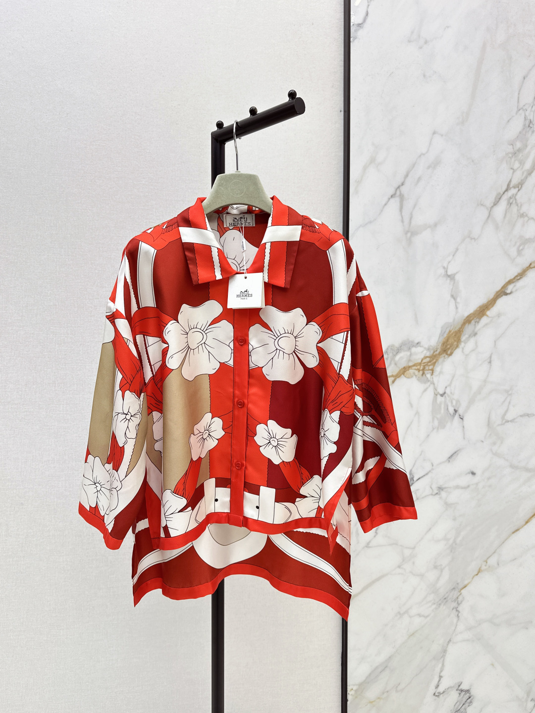 NO:685147,Her 26Ss————Early spring’s latest art flower aesthetic color matching printed silk shirt, 100% silk twill, has a great texture. It has a small lapel and a loose fit that is casual and generous. Short front and long slits at the back design, full positioning printing, super high-end. The shape is not picky and the upper body is super slim. Two colors are available for sale smlxl,, shirts, real silk,19860909Her 26Ss————早春最新款艺术花美学配色印花真丝衬衫百分百真丝斜纹绸质感超赞 气质小翻领宽松版型随性大方 前短后长开叉设计全定位印花超高级 版型不挑人上身超显瘦 两色现货发售smlxl,,shirts,real silk,,Women's clothing