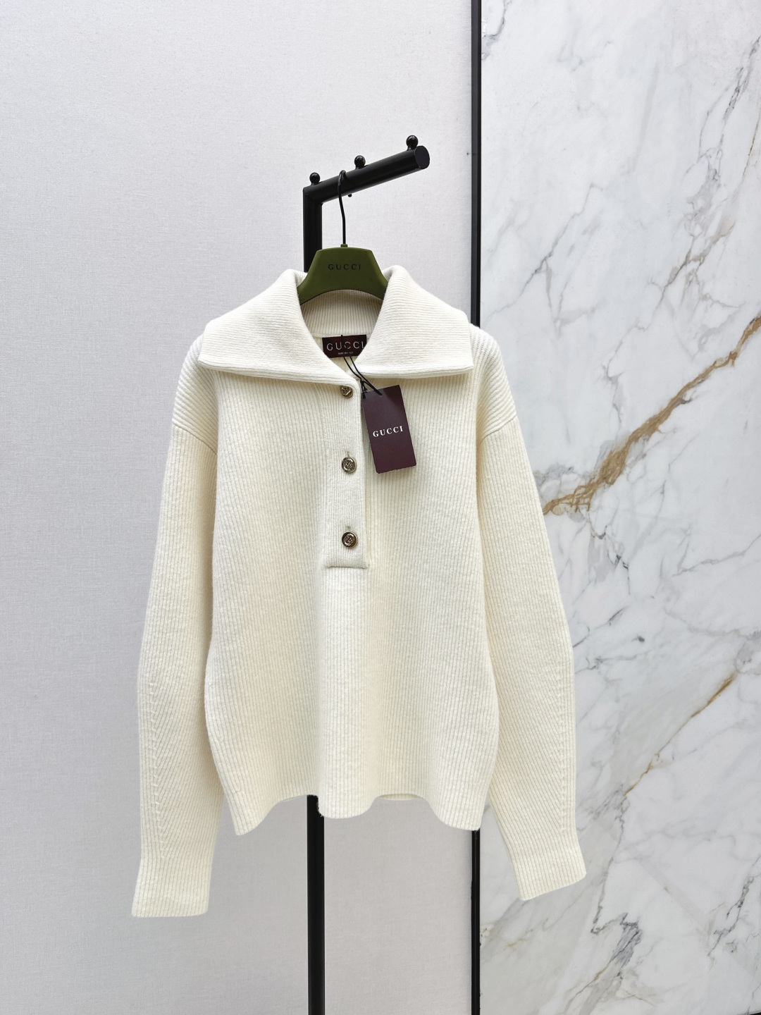 NO:685125,Gu 26Ss————The latest off-white cashmere sweater for early spring is made of soft and skin-friendly fabrics. The vertical stripe design is super textured. The lapel + golden buttons are full of details. It is OK to wear alone or layered. It can be easily used for daily commuting and work appointments. Pair it with jeans or saddle bags. It has a retro atmosphere and is versatile and practical. It is a must-have item for autumn and winter wardrobes. Available in one color smlxl,,jeans,19860909Gu 26Ss————早春最新款米白羊绒针织衫采用柔软亲肤面料 竖条纹设计超显质感 翻领+金色纽扣 细节满分 单穿或叠穿都很OK 日常通勤职场约会都能轻松驾驭 搭配牛仔裤或马鞍包 复古氛围感直接拉满～百搭又实穿 是秋冬衣橱必备单品 一色现货发售smlxl,,jeans,,Women's clothing