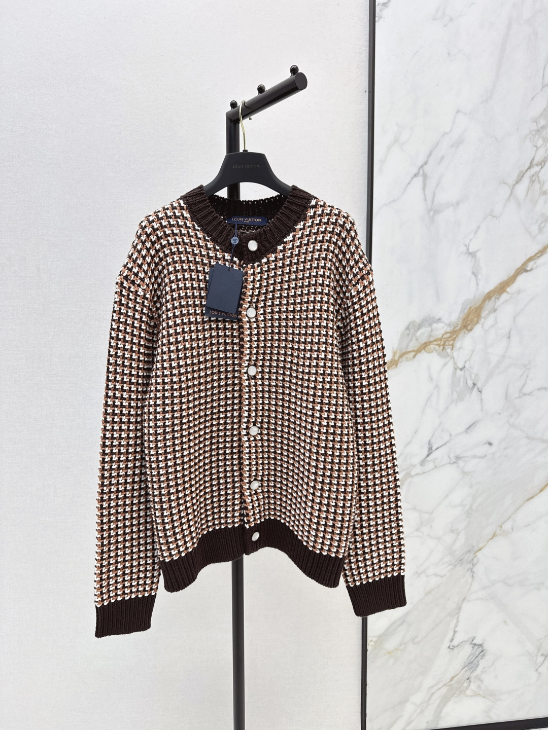 NO:685118,Same style for men and women L Family 26Ss————The latest houndstooth knitted silhouette cardigan in early spring Classic houndstooth design Brown, white and black three-color interweaving Retro and fashionable Knitted fabric is soft and comfortable Loose fit + dark lapels Full of layers Can be easily managed in daily or light formal occasions Elegance and casualness Easily get a high-end look! One color ready for sale smlxl,, louis vuitton,19860909男女同款 L家 26Ss————早春最新款千鸟格针织廓形开衫 经典千鸟格纹设计 棕白黑三色交织 复古又时髦 针织面料柔软舒适 宽松版型+深色翻领 层次感满满 日常或轻正式场合都能轻松驾驭 优雅随性兼具 轻松get高级感穿搭! 一色现货发售smlxl,,louis vuitton,,Women's clothing