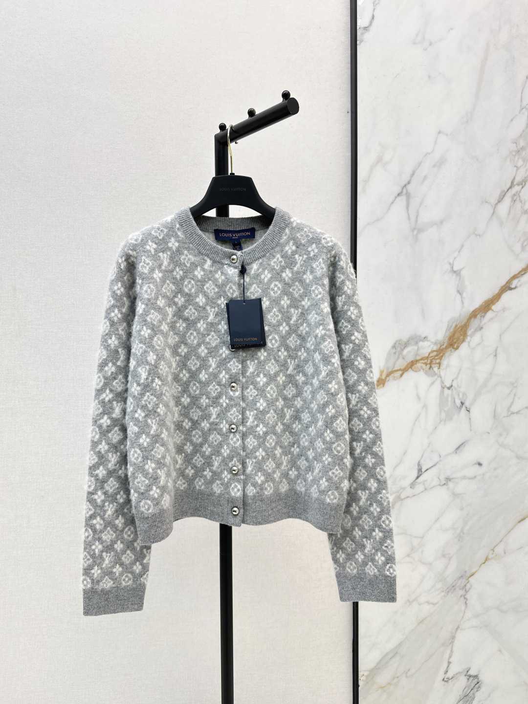 NO:685116,L Family 26Ss————The latest Monogram jacquard brushed cardigan for early spring. The latest color matching presbyopic brushed cardigan is here again. Brand new light gray and milk latte. The color is high-end and gentle ~ the classic round neck cardigan version looks good no matter how you match it. Custom-spun sheep wool + alpaca + cashmere blended wool yarn. Custom-dyed high-end gray and cream two-color. Imported machine makes all-over contrasting presbyopia intarsia to show modern fashion. Cream color with milk tea is really too gentle.  Heavy industry full positioning intarsia, super strong velvet feel, super comfortable, fluffy, soft and gentle, healing, two colors available for sale sml,, louis vuitton,19860909L家 26Ss————早春最新款Monogram提花拉绒开衫 最新配色的老花拉绒开衫又来啦 全新浅灰和牛奶拿铁 配色高级又温柔～经典圆领开衫版型怎么搭都好看 对版定纺绵羊毛+羊驼毛+山羊绒混纺毛纱 定染的高级灰和奶油色双色 进口机打造满幅对比色老花嵌花彰显摩登时尚 奶油色配奶茶真的太温柔 重工全定位嵌花 超强绒感手感超舒服 蓬松软糯温柔治愈 两色现货发售sml,,louis vuitton,,Women's clothing