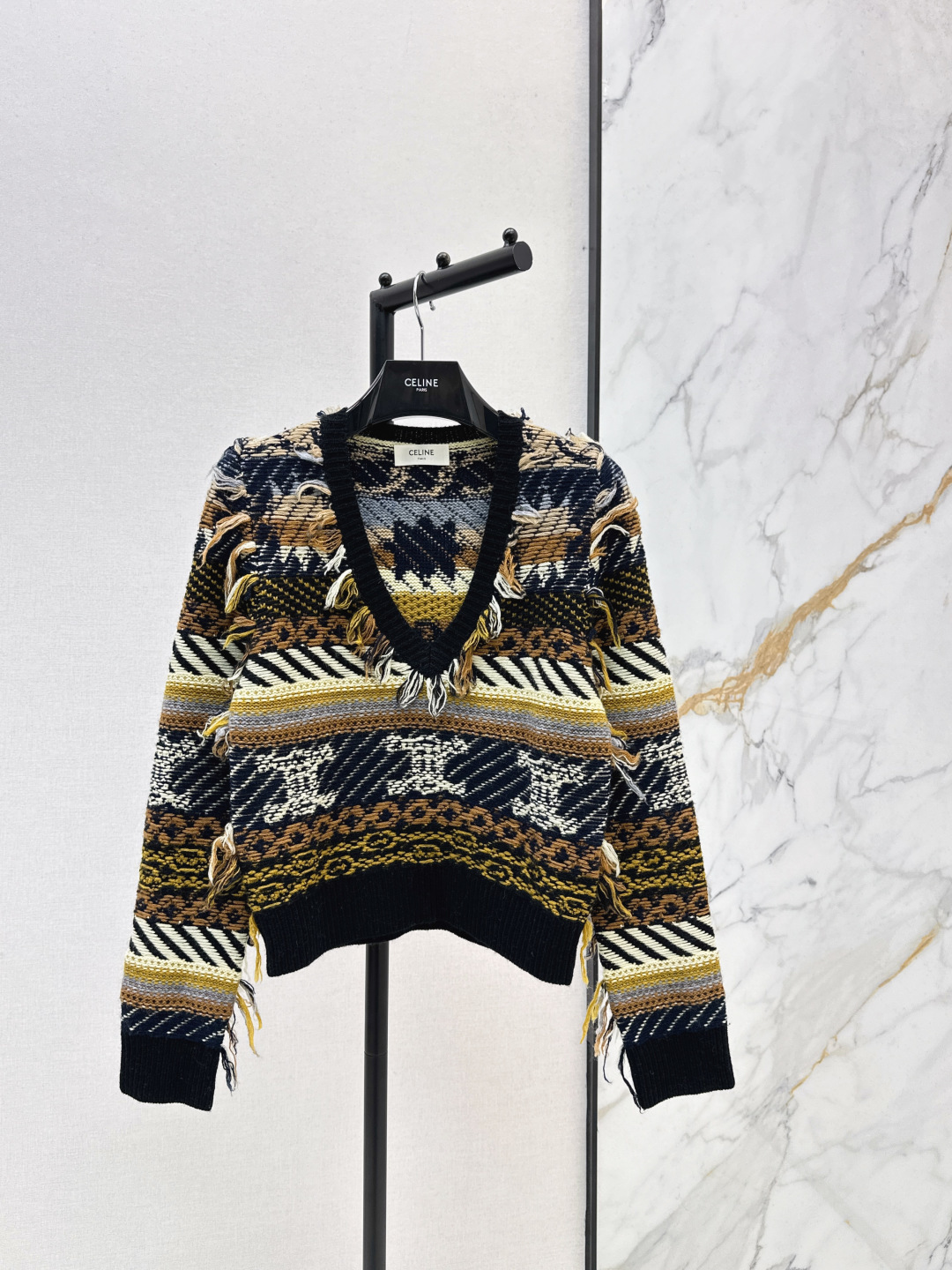 NO:685165,Ce 26Ss - the latest tassel knitted sweater for early spring. Made of cashmere material. Comfortable and warm. Thick stitching. Stripes and geometric patterns. Super layered and three-dimensional. The splicing process of tassels. The whole piece has a strong sense of craftsmanship and design. The short version can easily elongate the proportion. The V-neck also modifies the lines. The color is retro and has a strong sense of fashion. It is light luxury and fashionable. One color ready for sale sml,,sweaters,19860909Ce 26Ss————早春最新款流苏针织毛衣 采用羊绒材质 舒适保暖粗法针线 条纹和几何图案 超有层次立体感 做的流苏的拼接工艺 整件工艺设计感超强短款版型 轻松拉长比例 V领也更加修饰线条 配色复古 很强的时髦感 轻奢又时尚 一色现货发售sml,,sweaters,,Women's clothing