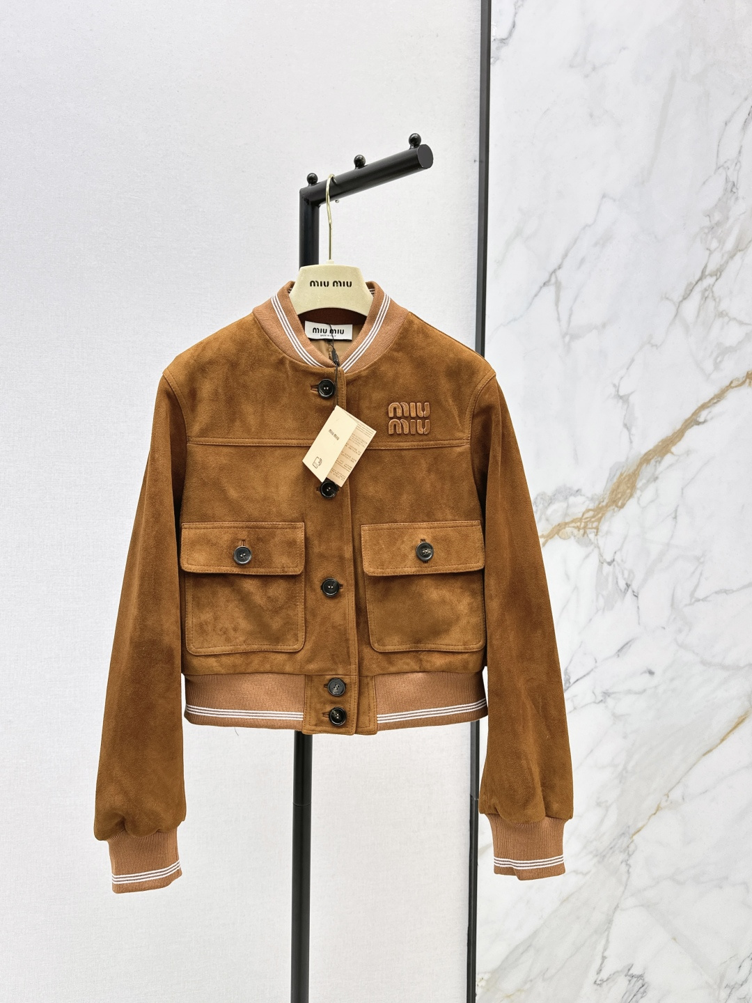 NO:685153,Comes with dust bag Miu 26Ss - the latest retro brown suede jacket in early spring. Short leather jacket. Miu style girly style. Exclusively customized 100% imported suede lambskin fabric. Sweet girl's age-reducing girl style rib collar splicing design. Work clothes double pockets three-dimensional tailoring. Loose version is versatile and slim. Positioned leather embroidered letter logo. Sweet and cool fashionable girl's wardrobe must-have temperament.  One color ready for sale sml,,miumiu,jackets & coats,jackets & coats,leather jacket,sheepskin,chamois leather,19860909配防尘袋Miu 26Ss————早春最新款复古棕色系麂皮绒夹克短款皮衣外套miu系少女可露丽风 独家定制百分百进口麂皮绒小羊皮面料 甜妹减龄少女风气质罗纹领拼接设计 工装双口袋立体剪裁宽松版型百搭又显瘦 定位贴皮刺绣字母logo 甜酷的时髦少女衣橱必备气质单品 一色现货发售sml,,miumiu,jackets & coats,jackets & coats,leather jacket,sheepskin,chamois leather,,Women's clothing