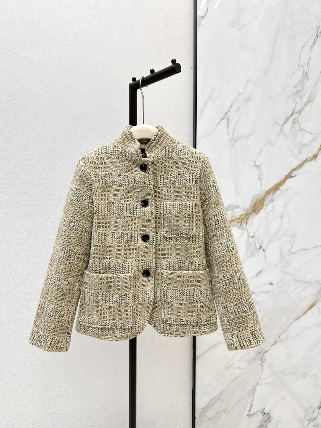 NO:685133,High-luxury old-money style outfit LP 25Ss - the latest spagna series plaid wool tweed plaid jacket in autumn and winter. Low-key dark pattern terry fabric, soft, waxy, wide and stylish. Classic small stand-up collar. Slim-fitting and neat tailoring. Versatile and not picky. Easy to control for commuting and leisure. Casual interpretation of elegance and coolness. Relaxed old-money style outfit. Restore style. Two colors available for sale sml, loro piana, jackets & coats,19860909高奢老钱风穿搭 LP 25Ss———秋冬最新款Spagna系列格纹羊毛花呢格纹外套低调暗纹毛圈面料软糯挺阔有型 经典小立领 修身利落版型剪裁百搭不挑人 通勤休闲都能轻松驾驭 随性演绎优雅飒爽 松弛感的老钱风穿搭 对格还原 两色现货发售sml,,loro piana,jackets & coats,,Women's clothing