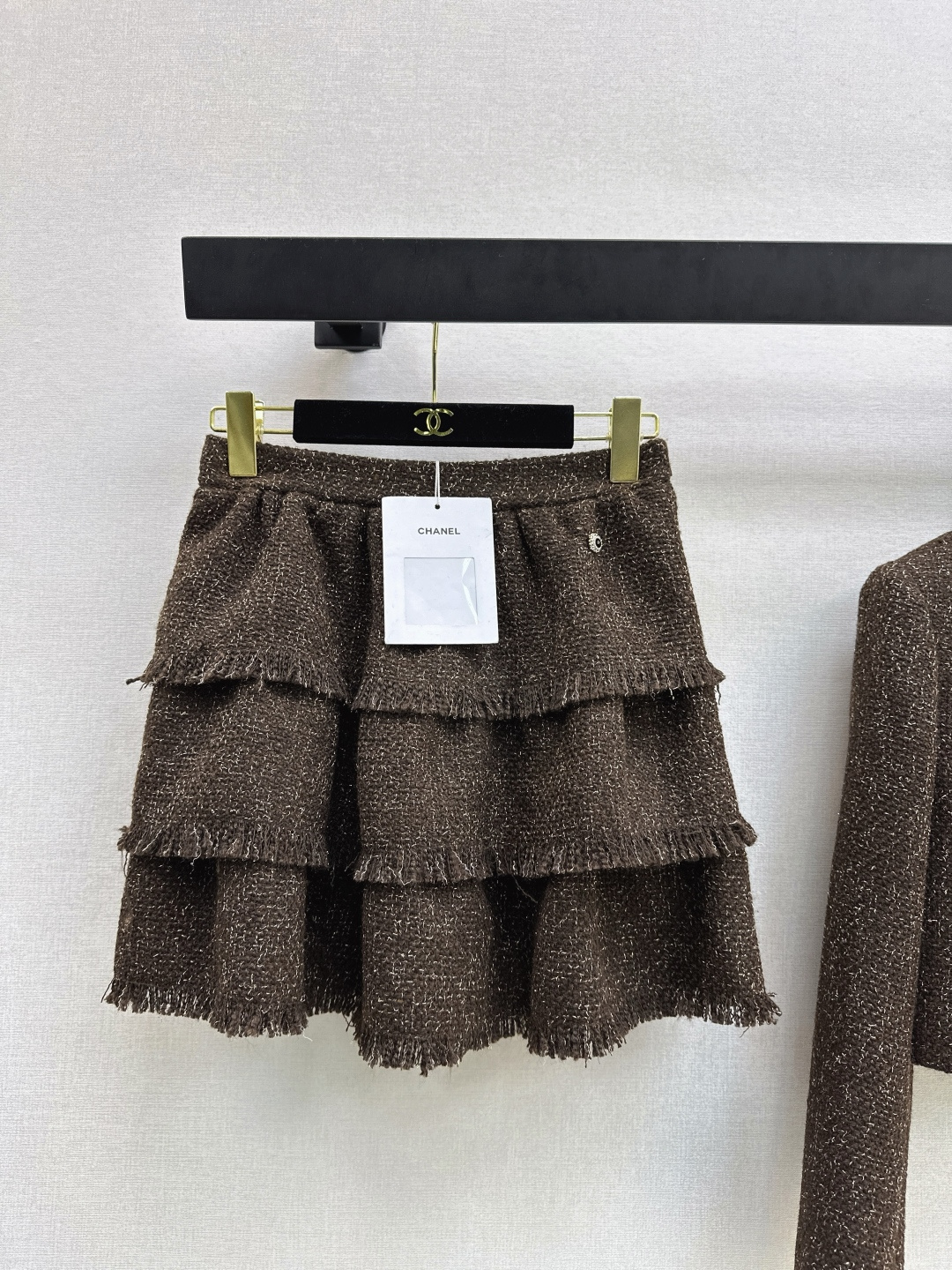 NO:685124,Exclusive model ~ C Family 26Ss————The latest lady-style tweed suit in early spring. An aura-like set. Short braided jacket + fringed edge layered skirt. A set that highlights the perfect figure. Made of woven duffel fabric with golden buttons. Very high-end. Not tacky at all. Can be worn separately. Developed in one color. Ready for sale sml, chanel, skirts, jackets & coats,19860909独家款～ C家 26Ss————早春最新款名媛风气质粗呢套装 敲有气场的一套 小短款编织外套+流苏边层层半裙 凸显完美身材的一套 采用编织粗呢面料 搭配金色扣子 很高级 一点也不俗气 还可以分开搭配穿 一色分开发 现货发售sml,,chanel,skirts,jackets & coats,,Women's clothing