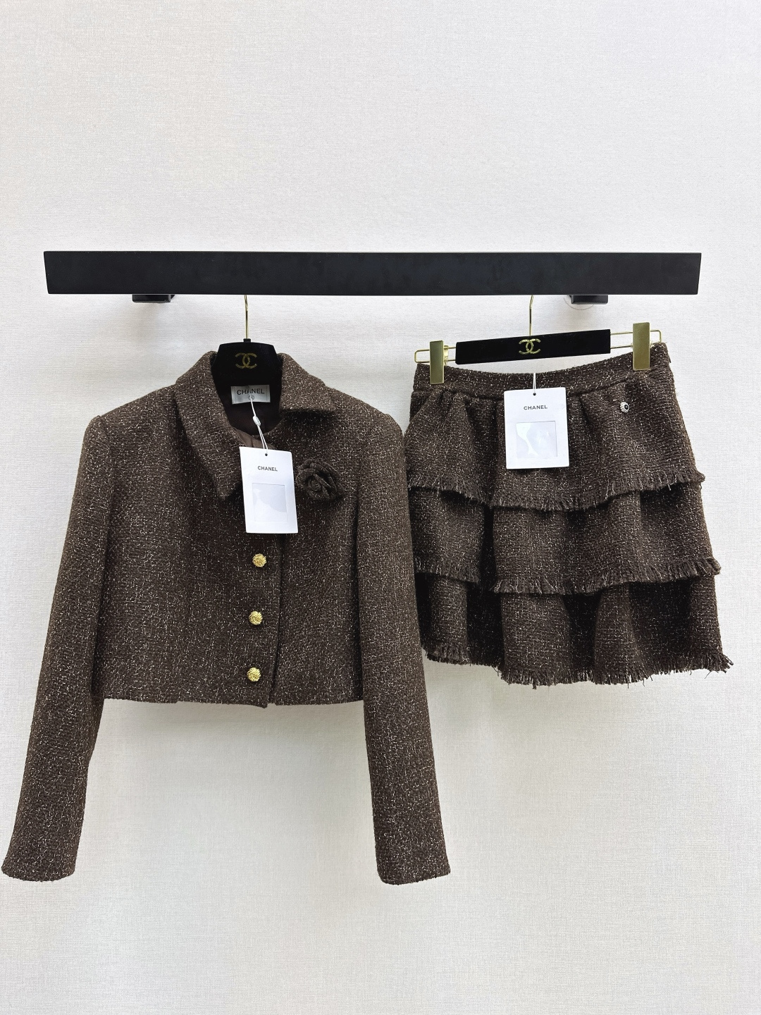 NO:685120,Exclusive model ~ C Family 26Ss————The latest lady-style tweed suit in early spring. An aura-like set. Short braided jacket + fringed layered skirt. A set that highlights the perfect figure. Made of woven duffel fabric with gold buttons. Very high-end. Not tacky at all. Can be worn separately. One color is developed separately. Ready for sale sml. Outside, chanel, skirts, jackets & coats,19860909独家款～ C家 26Ss————早春最新款名媛风气质粗呢套装 敲有气场的一套 小短款编织外套+流苏边层层半裙 凸显完美身材的一套 采用编织粗呢面料 搭配金色扣子 很高级 一点也不俗气 还可以分开搭配穿 一色分开发 现货发售sml 外,,chanel,skirts,jackets & coats,,Women's clothing