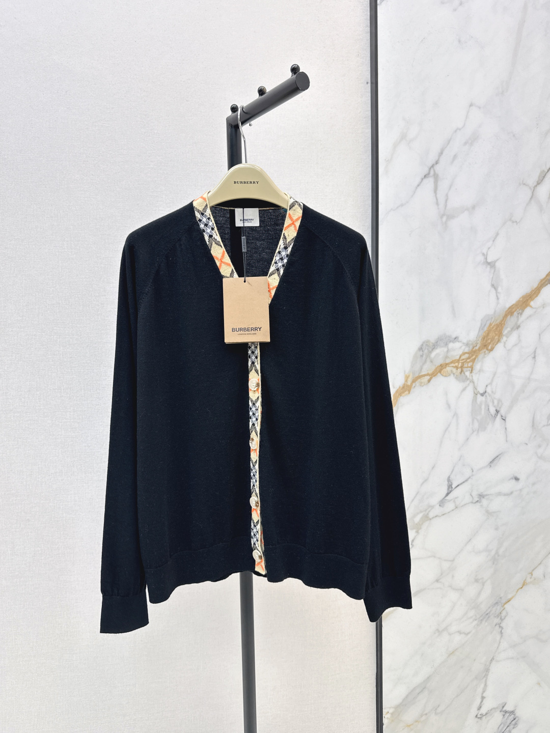 NO:685811,Exclusive model~~Bur 26Ss————The latest classic plaid contrast placket decoration knitted V-neck cardigan for early spring has a gentle retro style~~The classic version is casual and versatile. You can’t go wrong with any basic color!  This basic style is the key point. It looks good when worn alone or layered. One color is available in stock, sml, burberry,19860909独家款～～Bur 26Ss————早春最新款经典格纹撞色门襟装修针织V领开衫温柔复古风～～经典版型休闲百搭 基础色随意搭配都不会出错！这种基础款版型是重点 单穿叠穿都好看 一色现货发售sml,,burberry,,Women's clothing