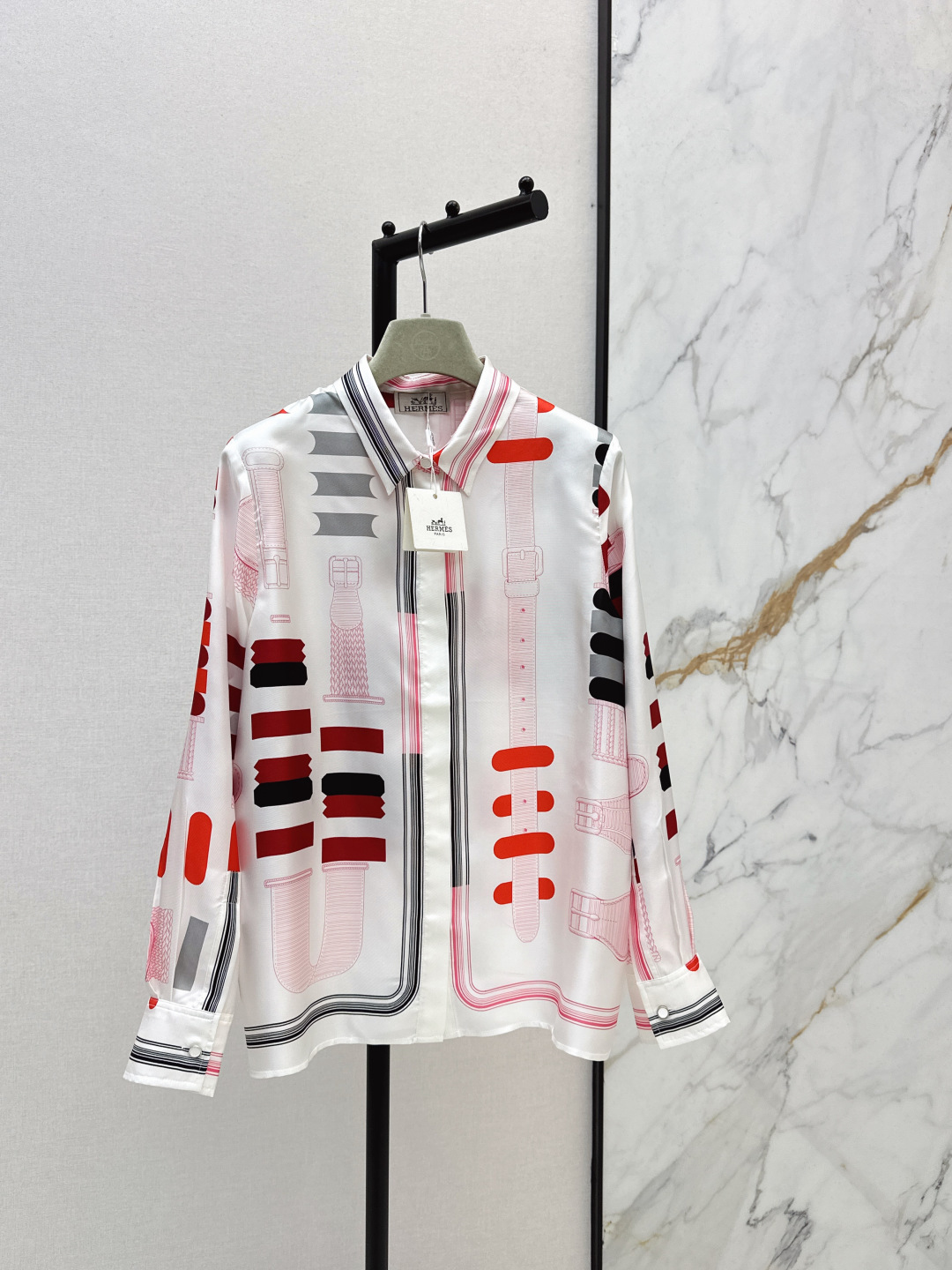 NO:685803,Her 26Ss————The latest geometric printed silk shirt in early spring. The texture is 100% silk twill and has a great texture. It has a small lapel and a loose fit that is casual and generous. Beautiful color matching and full positioning printing. It is super high-end. The shape is not picky and the upper body is super slim. One color is available for sale smlxl,, shirts, real silk,19860909Her 26Ss————早春最新款几何印花真丝衬衫百分百真丝斜纹绸质感超赞 气质小翻领宽松版型随性大方 绝美配色全定位印花超高级 版型不挑人上身超显瘦 一色现货发售smlxl,,shirts,real silk,,Women's clothing