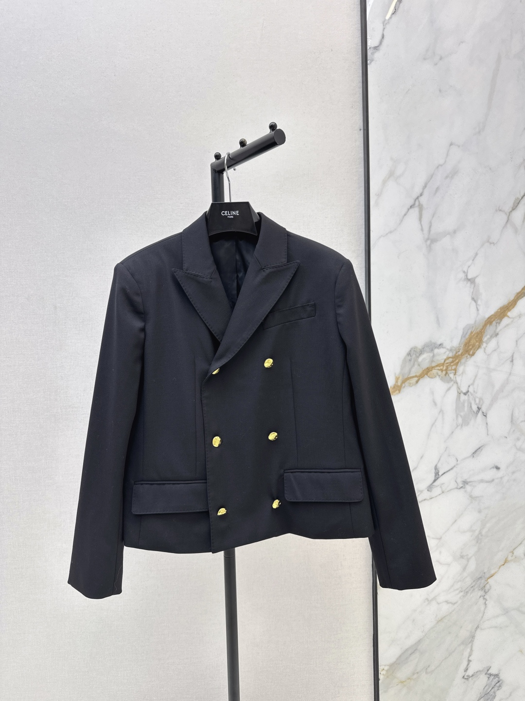 NO:685798,Ce 26Ss——————The latest front shoulder lapel double-breasted jacket in early spring imported 100% fine imitation wool material. Lapel jacket tailoring. Enduring simple version. Decorated with double rows of golden Arc de Triomphe buckles. Simple and high-end inner concealed pockets. Straight H version. Modify and accommodate the figure. Dress slimming. Western style and high-end. One color ready for sale sml,,jackets & coats,19860909Ce 26Ss—————早春最新款正肩翻领双排扣外套进口百分百精仿羊毛材质 翻领外套剪裁 经久不衰的简约版型 饰以双排金色凯旋门圆扣点亮 简约高级内侧暗襟口袋直筒H版型 修饰包容身材 穿搭显瘦 洋气高级 一色现货发售sml,,jackets & coats,,Women's clothing