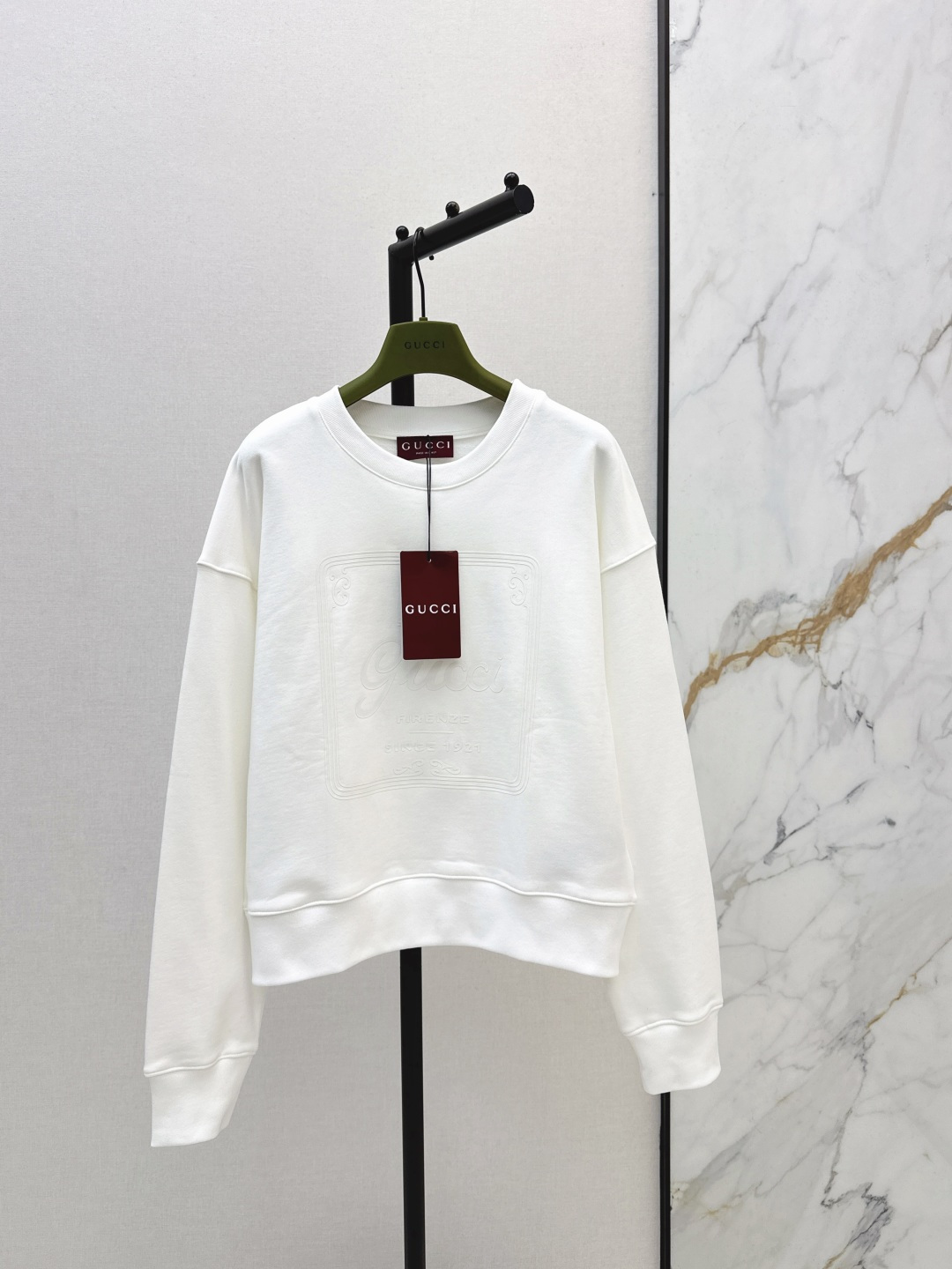 NO:685788,Gu 26Ss————The latest round-neck sweatshirt with square letter print in early spring is made of native cotton. It is full of texture and is in restored condition. The round-neck loose long-sleeved sweatshirt has the iconic double G letter printed decoration on the chest. It fully shows the brand style. It is handsome and loose version. It is tolerant and not picky about the body shape. It creates a casual and sports style. It is available in one color. sml,,hoodie,sweatshirts,19860909Gu 26Ss————早春最新款方块字母印花圆领卫衣原生全棉材质 质感十足 品相还原 圆领宽松长袖卫衣 胸前标志性双G字母印花装饰 尽显品牌风范 帅气宽松版型 包容性强不挑身材 打造休闲运动风 一色现货发售sml,,hoodie,sweatshirts,,Women's clothing