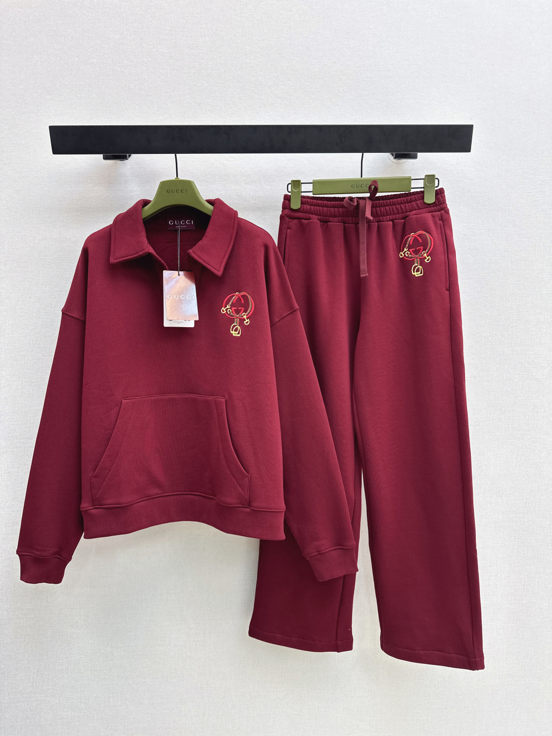 NO:685777,Trousers Gu 26Ss - the latest classic logo contrasting pattern casual suit in early spring, lapel profile sweatshirt + elastic waist casual pants. Native cotton material, full texture, restored appearance. Iconic double G letter print decoration on the chest, showing the brand style. Handsome and loose version, tolerant and not picky about body shape, creating a casual sports style. Developed in one color. Ready for sale sml,,hoodie,sweatshirts,19860909上裤Gu 26Ss————早春最新款经典logo撞色图案休闲套装翻领廓形卫衣+松紧腰休闲裤 原生全棉材质 质感十足 品相还原 胸前标志性双G字母印花装饰 尽显品牌风范 帅气宽松版型 包容性强不挑身材 打造休闲运动风 一色分开发 现货发售sml,,hoodie,sweatshirts,,Women's clothing