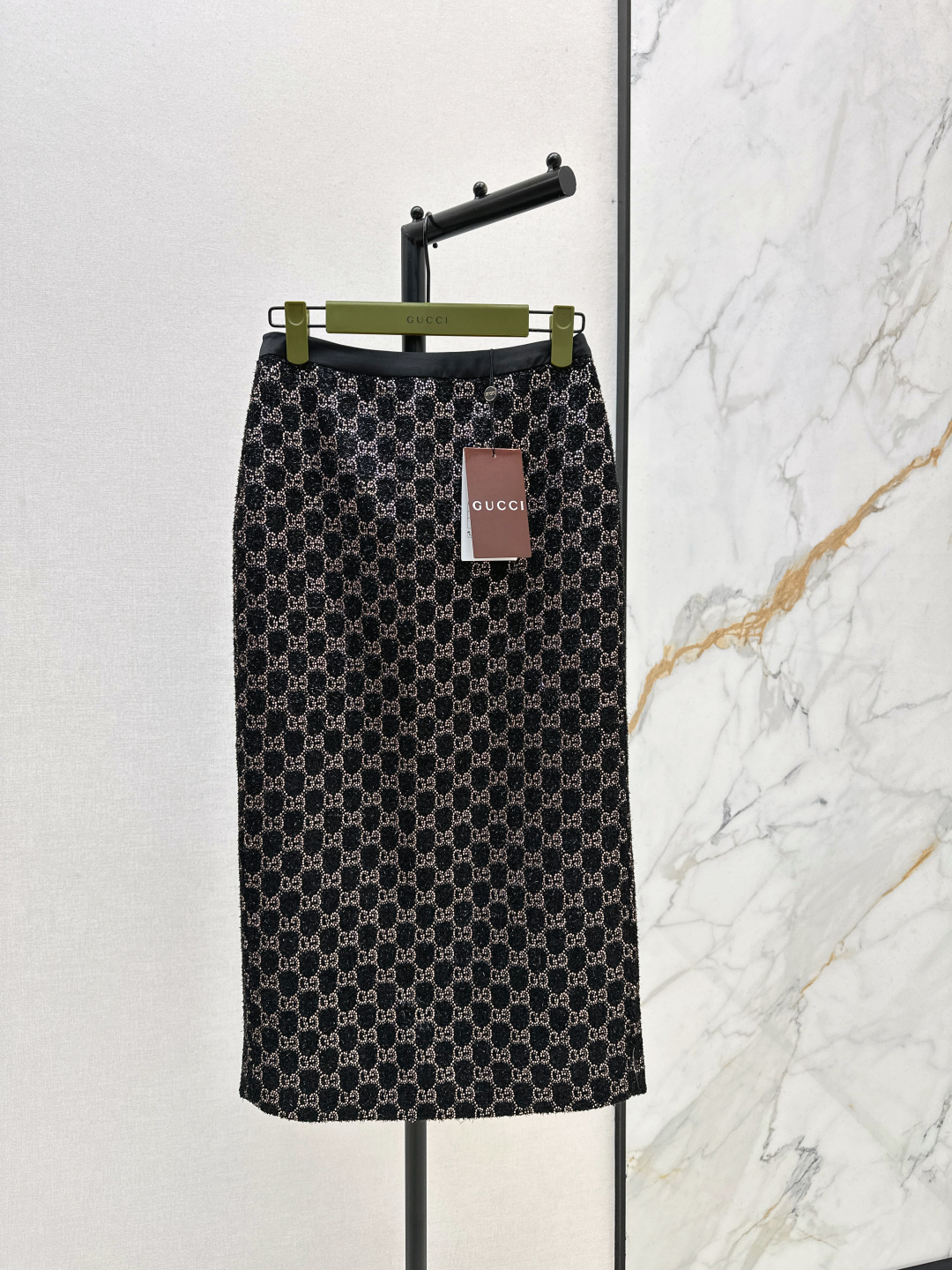 NO:685773,Gu 26Ss————Early spring’s latest GG sparkling series luxury crystal diamond GG letter thick nylon woven mid-length skirt. Retro modern temperament high street fashion. Arriving at the starry sky. The classic version with long legs is not picky and versatile. The girl’s age-reducing temperament. The customized fabric is positioned with colorful diamonds. The upper body really enhances the temperament in one second. Whoever wears this series, one color is available for sale sml,,skirts,19860909Gu 26Ss————早春最新款GG闪耀系列奢华水晶钻GG字母粗花尼编织中长款半裙 复古摩登气质高街时髦 抵达繁星璀璨夺目 妈生大长腿经典版型不挑人百搭少女减龄气质 定制面料定位彩钻很高级 上身真的一秒抬气质 谁穿谁好看系列 一色现货发售sml,,skirts,,Women's clothing