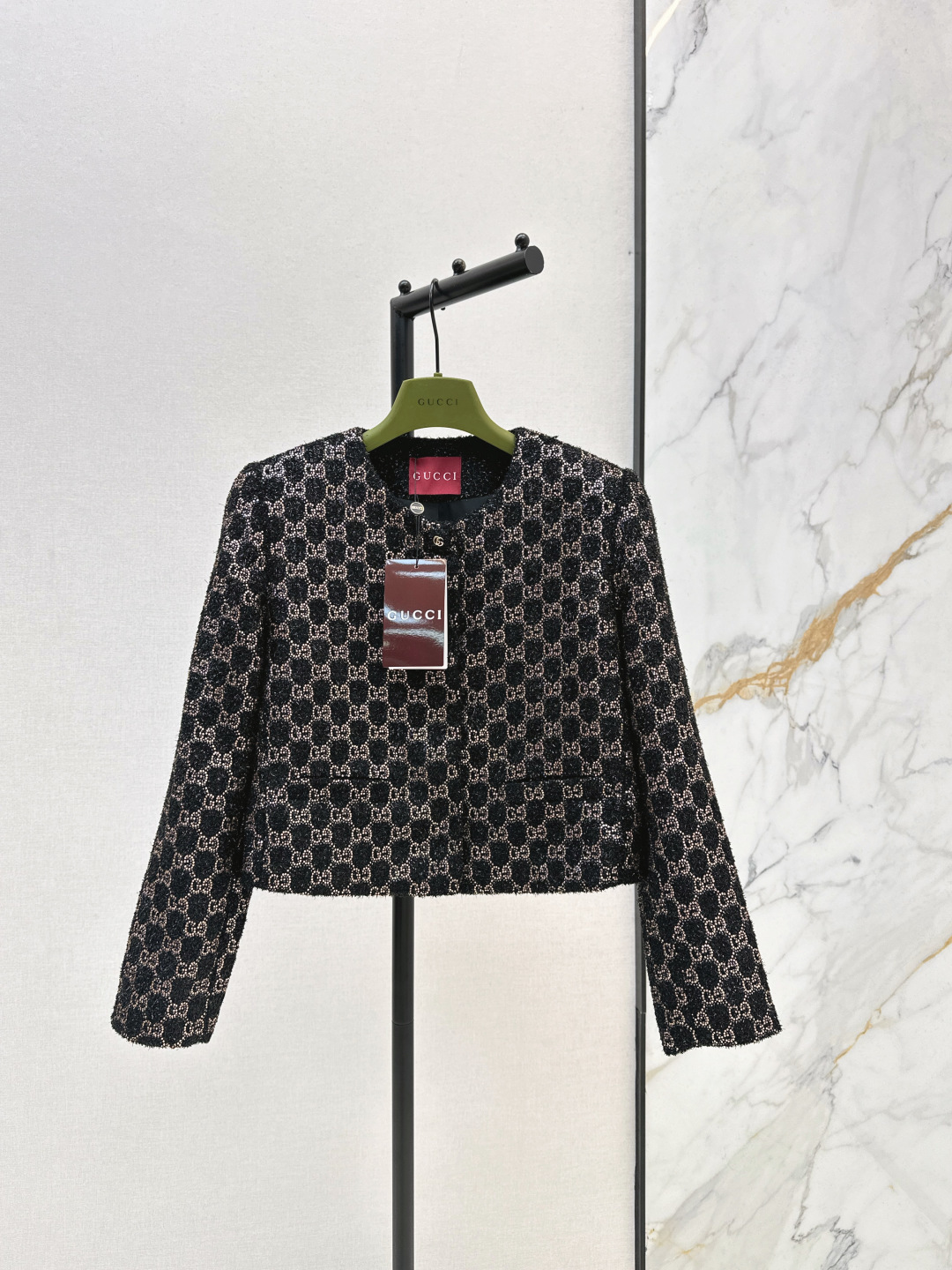 NO:685772,Gu 26Ss————Early spring’s latest GG sparkling series luxury crystal diamond GG letter denim woven round neck jacket. Retro modern temperament high street fashion. Arrive at the starry sky. The classic version with long legs is not picky and versatile. The girl’s age-reducing temperament. The customized fabrics are positioned with colored diamonds. The upper body really enhances the temperament in one second. Whoever wears it looks good in the series. One color ready for sale sml,,jackets & coats,19860909Gu 26Ss————早春最新款GG闪耀系列奢华水晶钻GG字母粗花尼编织圆领外套 复古摩登气质高街时髦 抵达繁星璀璨夺目 妈生大长腿经典版型不挑人百搭少女减龄气质 定制面料定位彩钻很高级 上身真的一秒抬气质 谁穿谁好看系列 一色现货发售sml,,jackets & coats,,Women's clothing