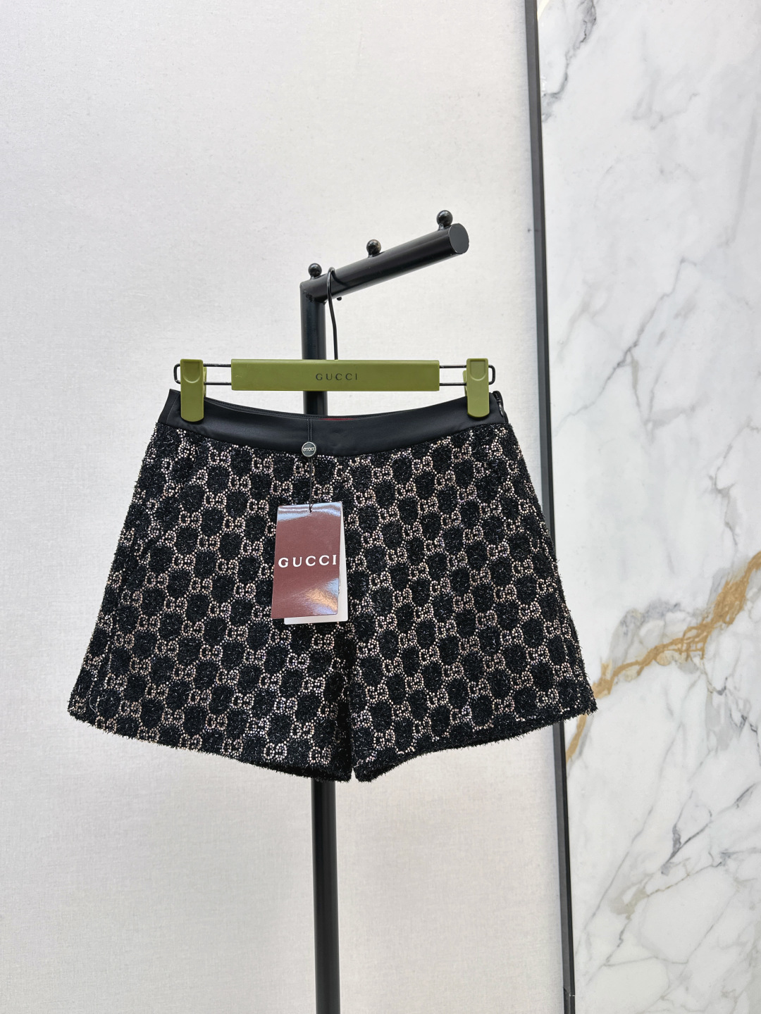 NO:685771,Gu 26Ss - the latest GG sparkling series of luxury crystal diamond GG letter denim woven shorts in early spring. Retro and modern temperament, high street fashion. Arriving at the starry sky. The classic version with long legs is not picky and versatile. The girl has an age-reducing temperament. The custom-made fabric is very high-end. The color diamonds are positioned on the upper body. It really enhances the temperament in one second. Whoever wears this series, one color is available for sale sml,, shorts,19860909Gu 26Ss———早春最新款GG闪耀系列奢华水晶钻GG字母粗花尼编织小短裤 复古摩登气质高街时髦 抵达繁星璀璨夺目 妈生大长腿经典版型不挑人百搭少女减龄气质 定制面料定位彩钻很高级 上身真的一秒抬气质 谁穿谁好看系列 一色现货发售sml,,shorts,,Women's clothing