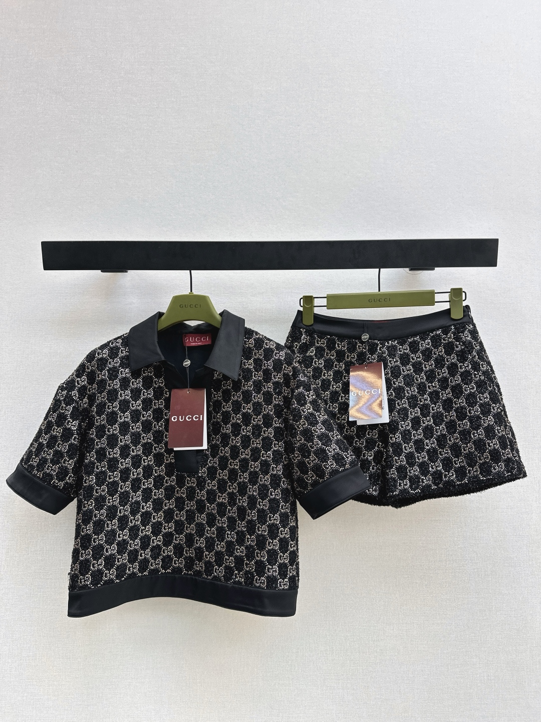 NO:685770,Gu 26Ss - the latest GG sparkling series in early spring, luxury crystal diamond GG letter tweed nylon short-sleeved top, retro modern temperament, high street fashion, arrival in the starry sky, temperament lapel, short style, classic version, not picky, versatile, girly age-reducing temperament, customized fabric positioning, colored diamonds are very high-end, the upper body really enhances the temperament in one second, whoever wears it looks good series, one color ready for sale sml,, T-shirt,19860909Gu 26Ss———早春最新款GG闪耀系列奢华水晶钻GG字母粗花尼编织短袖上衣 复古摩登气质高街时髦 抵达繁星璀璨夺目 气质翻领小短款经典版型不挑人百搭少女减龄气质 定制面料定位彩钻很高级 上身真的一秒抬气质 谁穿谁好看系列 一色现货发售sml,,T-shirt,,Women's clothing