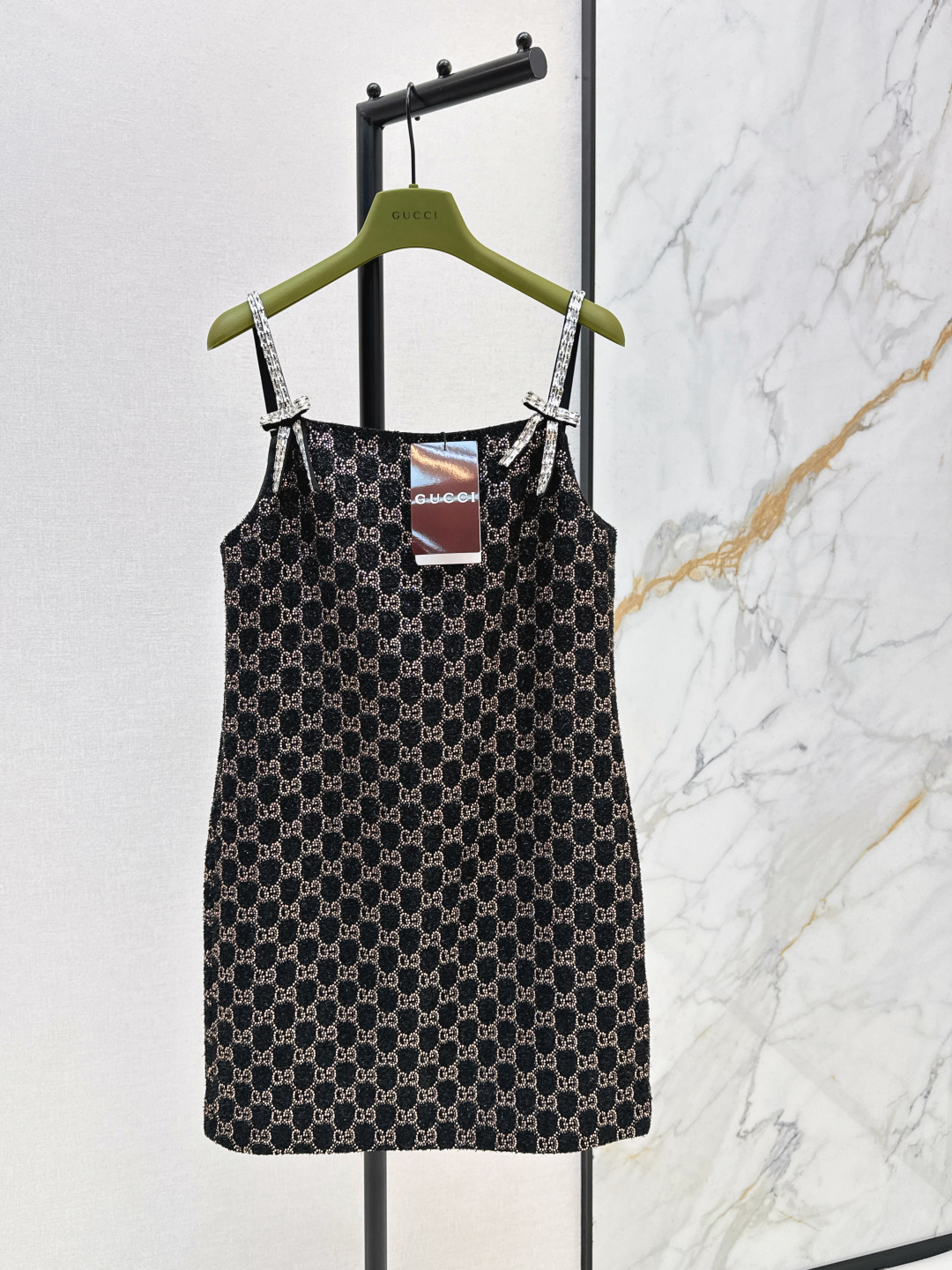 NO:685767,Gu 26Ss - the latest sparkling series of luxury crystal diamond GG letter denim braided bow-decorated suspender dress in early spring. Retro and modern temperament, high street fashion. Arrive at the starry sky. The classic version with long legs is not picky and versatile for girls to reduce age. The customized fabrics are positioned with colored diamonds. The upper body really enhances the temperament in one second. Whoever wears this series, one color is available for sale in sml, skirts,19860909Gu 26Ss———早春最新款闪耀系列奢华水晶钻GG字母粗花尼编织蝴蝶结装饰吊带连衣裙 复古摩登气质高街时髦 抵达繁星璀璨夺目 妈生大长腿经典版型不挑人百搭少女减龄气质 定制面料定位彩钻很高级 上身真的一秒抬气质 谁穿谁好看系列 一色现货发售sml,,skirts,,Women's clothing