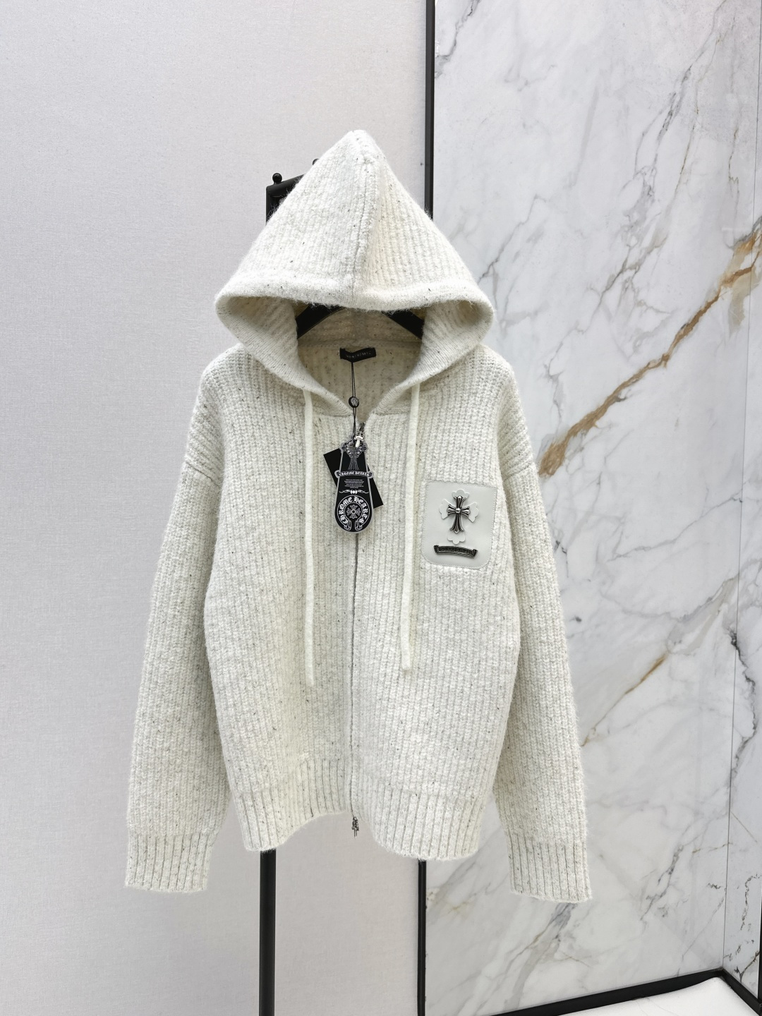 NO:685758,Fashionable design 26Ss - the latest early spring knitted hooded jacket made of soft blended fabric. Super comfortable to wear. Front zipper design. Easy to put on and take off. Cross on the chest + metal nameplate embellishment. Full of retro feel. Hood + drawstring. Practical and fashionable. Can be easily worn in autumn and winter daily or street style. Warm and stylish. One color ready for sale sml,, jackets & coats, hats,19860909时髦设计 26Ss———早春最新款针织连帽外套柔软混纺面料 穿着超舒适 正面拉链设计 穿脱方便 胸前十字架+金属铭牌点缀 复古感满满 连帽+抽绳 实用又时髦 秋冬日常或街头风都能轻松驾驭 保暖又有型 一色现货发售sml,,jackets & coats,hats,,Women's clothing