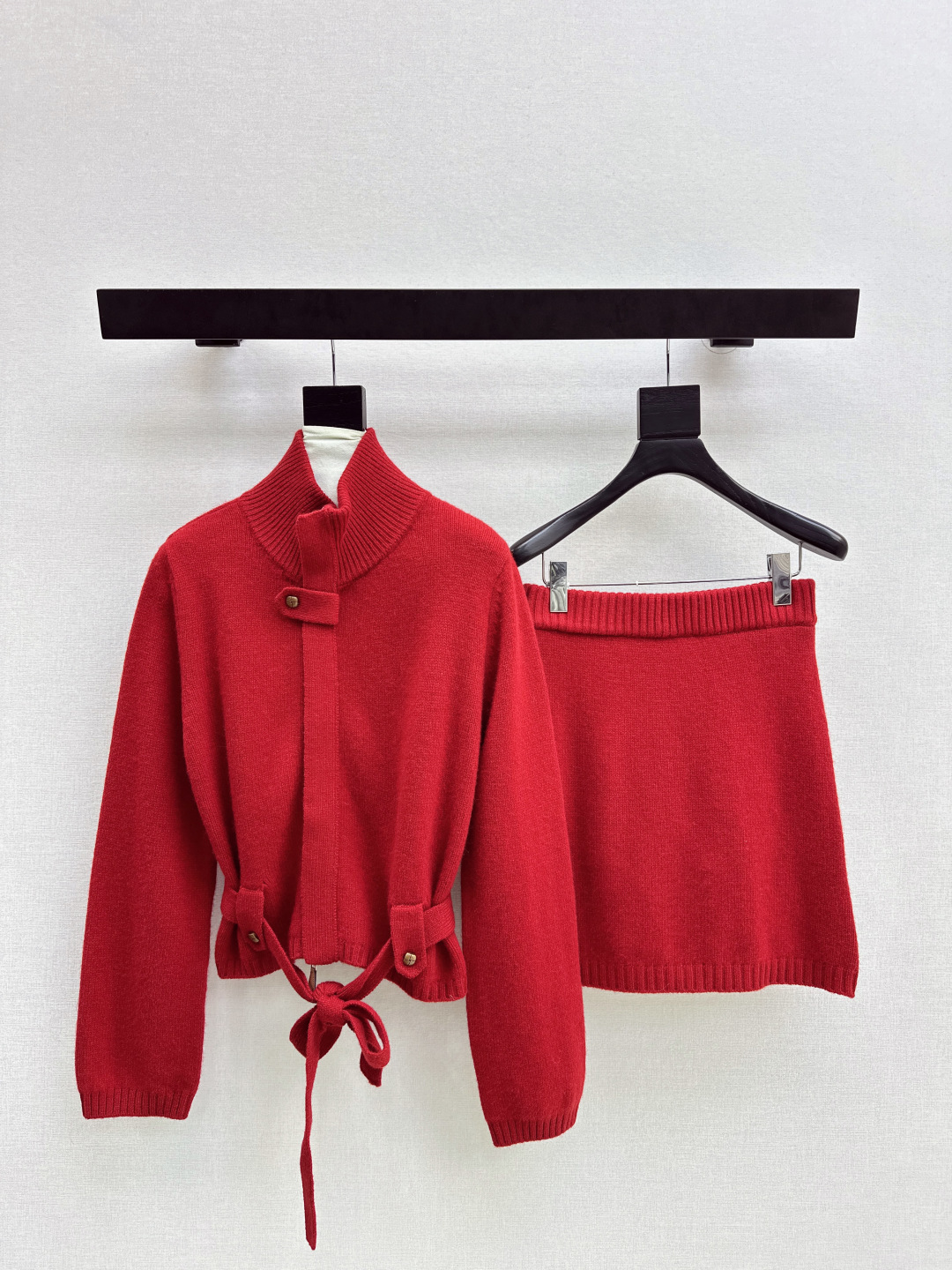 NO:685757,Exclusive style ~ LP 25Ss - the latest old money style outfit for autumn and winter. High collar zipper sweater cardigan + skirt. 100% wool yarn. The high collar zipper button design is very clever. The hem is matched with a belt to instantly outline the waistline. It is lazy but not lost. The fashion look of autumn and winter ~ ~ A set with full atmosphere, suitable for more occasions during Christmas and New Year's Day. One set is available. Two colors are available for sale sml,, loro  piana,skirts,sweaters,19860909独家款～ LP 25Ss———秋冬最新款老钱风穿搭套装高领拉链毛衣开衫+半裙 百分百羊毛纱线 高领拉链纽扣设计很有巧思 衣摆搭配腰带瞬间勾勒腰线 慵懒不失利落 秋冬的时尚look～～ 一套氛围感十足圣诞元旦年节适配更多场合 一套出 两色现货发售sml,,loro piana,skirts,sweaters,,Women's clothing