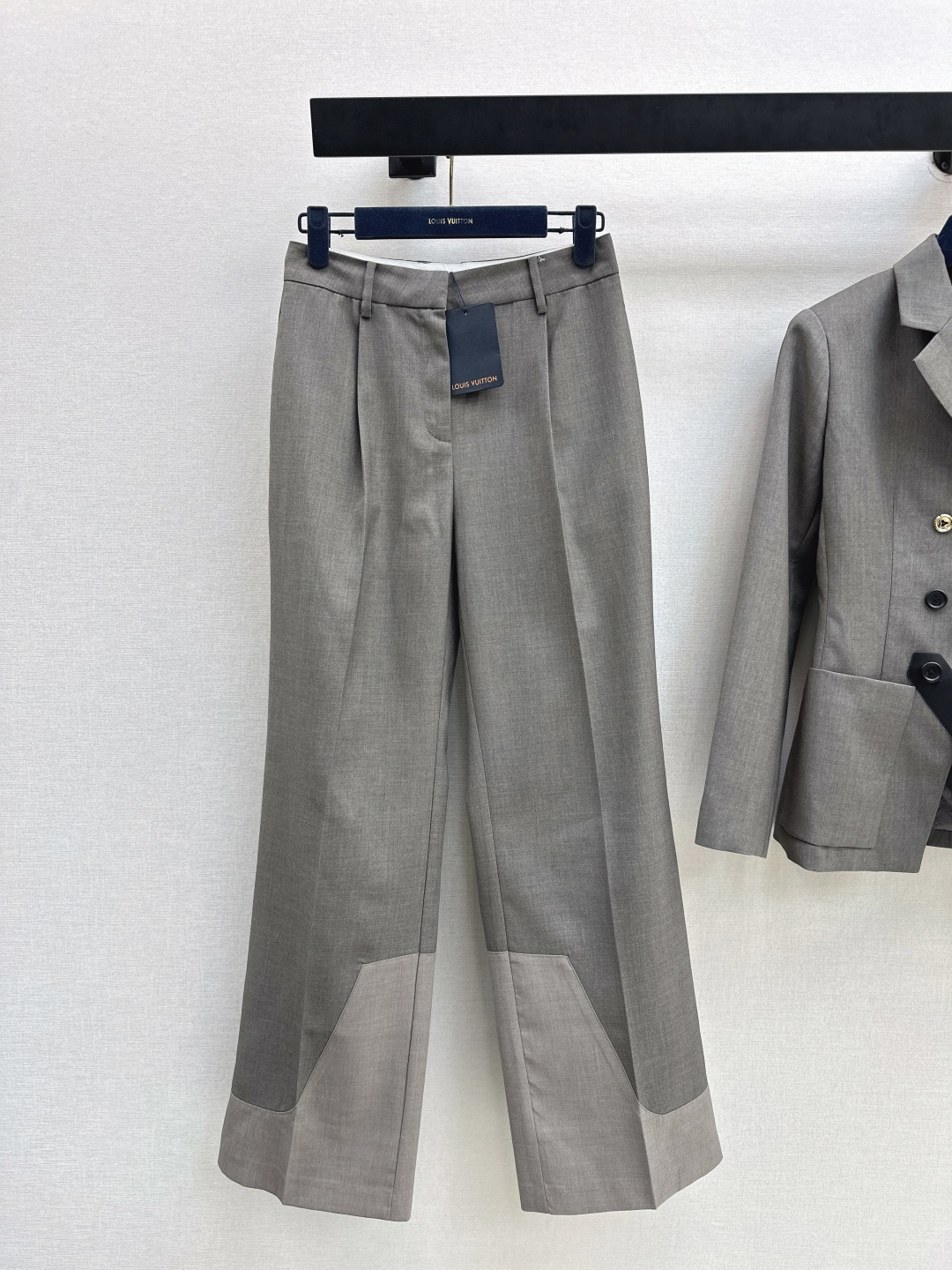 NO:686322,L's 26Ss - the latest high-end gray suit for early spring. Button suit jacket + trousers. Imported material with high-grade glossy texture. Sleek and stylish. Jacket with gun lapels and three-dimensional tailoring. Double rows of contrasting round buckles + bias-cut leather buckle fixation. Lined with four-leaf clover letter jacquard dark pattern. Echoing the details of the eyelet button letter logo. Add design highlights. Developed in one color. Ready for sale sml,, louis vuitton, jackets & coats, business suit,19860909L家 26Ss————早春最新款高级灰西服套装 襟扣西装外套+西裤 进口材质质感光泽高级 垂顺有型 外套枪驳领搭配立体裁剪 双排撞色圆扣+斜裁皮质带扣固定 内衬四叶草字母提花暗纹 呼应孔扣字母徽标细节 增加设计亮点 一色分开发 现货发售sml,,louis vuitton,jackets & coats,business suit,,Women's clothing