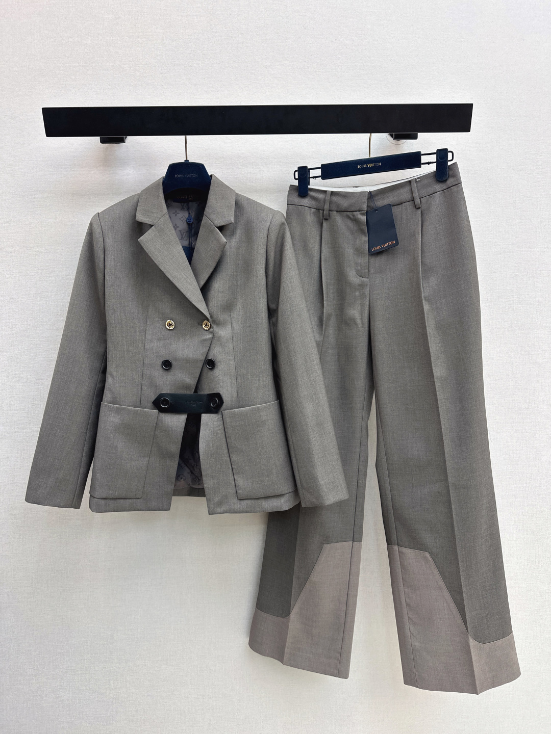 NO:686318,Buttoned blazer + trousers. Imported material with glossy and high-end texture. Sleek and stylish. Jacket lapels with three-dimensional tailoring. Double rows of contrasting round buckles + bias-cut leather buckles for fastening. Lined with clover letter jacquard dark pattern. Echoing eyelet button letter logo details. Add design highlights. Developed in one color. Ready for sale. sml suit, jackets & coats, business suit,19860909襟扣西装外套+西裤 进口材质质感光泽高级 垂顺有型 外套枪驳领搭配立体裁剪 双排撞色圆扣+斜裁皮质带扣固定 内衬四叶草字母提花暗纹 呼应孔扣字母徽标细节 增加设计亮点 一色分开发 现货发售sml 西,,jackets & coats,business suit,,Women's clothing