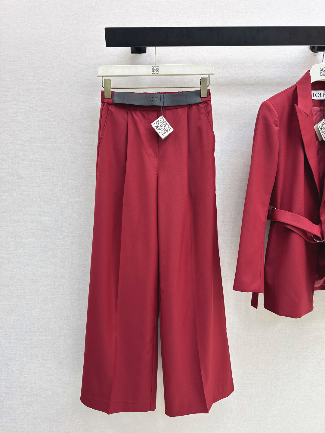 NO:686316,Loe 26Ss————Early spring latest silhouette lazy suit silhouette belt suit jacket + trousers Imported fine imitation 80 wool material Rich texture and high-end gloss Sleek and stylish Jacket lapel collar with three-dimensional tailoring Simple and elegant Slanted perforated belt with eyelet letter logo details High-end and stylish Spliced ​​genuine leather letter logo girdle The first choice for commuting and attending events One color separately developed Ready for sale sml,, loewe, jackets & coats, business suit,19860909Loe 26Ss————早春最新款廓形慵懒套装廓形腰带西装外套+长裤 进口精仿80羊毛材质 富质感光泽高级 垂顺有型 外套枪驳领搭配立体裁剪 简约大气 斜襟穿孔腰带配合孔扣字母徽标细节 高级洋气 拼接真皮字母徽标腰封 通勤与出席活动穿搭首选 一色分开发 现货发售sml,,loewe,jackets & coats,business suit,,Women's clothing