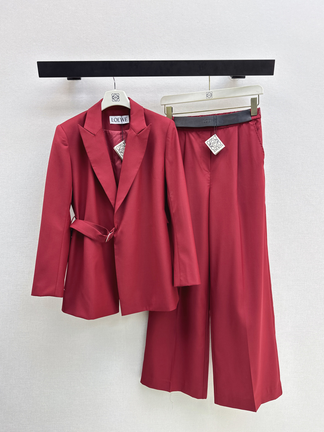 NO:686314,Loe 26Ss————Early spring's latest silhouette lazy suit silhouette belt suit jacket + trousers Imported fine imitation 80 wool material Rich texture and glossy high-end Sleek and stylish Jacket lapel collar with three-dimensional tailoring Simple and elegant Slanted perforated belt with eyelet letter logo details High-end and stylish Spliced genuine leather letter logo girdle The first choice for commuting and attending events One color separately developed Ready for sale sml External, loewe, jackets & coats, business  suit,19860909Loe 26Ss————早春最新款廓形慵懒套装廓形腰带西装外套+长裤 进口精仿80羊毛材质 富质感光泽高级 垂顺有型 外套枪驳领搭配立体裁剪 简约大气 斜襟穿孔腰带配合孔扣字母徽标细节 高级洋气 拼接真皮字母徽标腰封 通勤与出席活动穿搭首选 一色分开发 现货发售sml 外,,loewe,jackets & coats,business suit,,Women's clothing