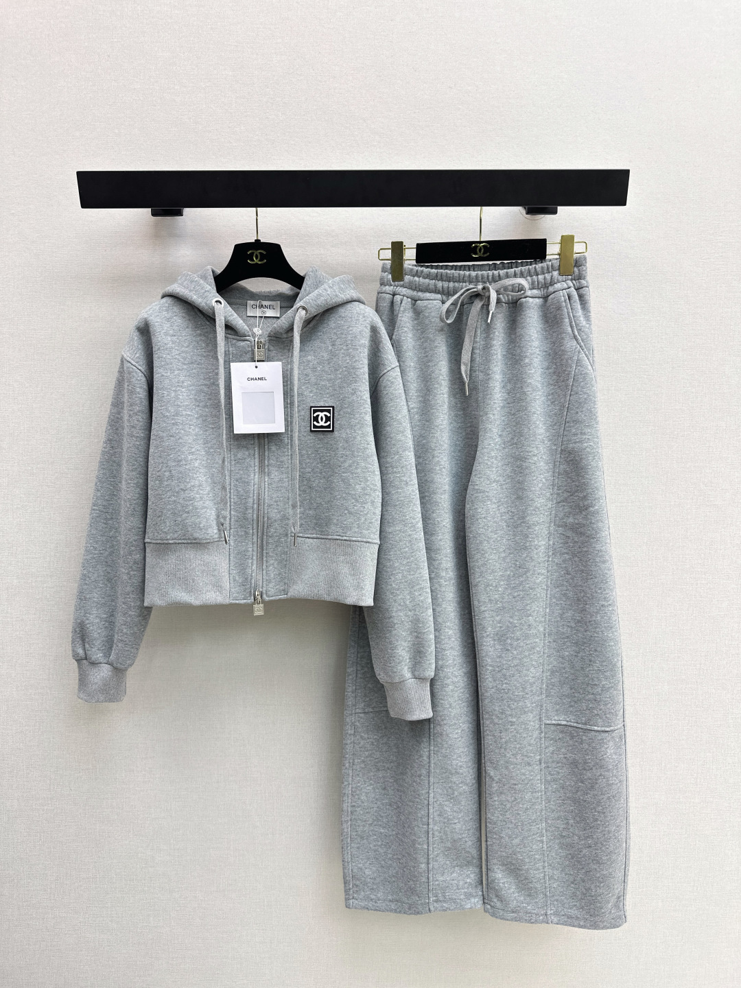 NO:686309,Fashionable Outfits C Home 26Ss - The latest autumn and winter casual suit with letter logo badge decoration, hooded loose jacket + elastic waist casual pants. Customized sweatshirt fabric. Super comfortable. Looks good in daily wear on the street. Very fashionable. Versatile and not picky. Properly slimming and hidden. One set is matched to show temperament. Two colors are available for sale sml,,chanel,hoodie,sweatshirts,jackets & coats,hats,19860909时髦穿搭 C家 26Ss————秋冬最新款字母logo徽章装饰休闲套装连帽宽松外套+松紧腰休闲裤 定制卫衣面料 超级舒适 日常出街随意穿都好看 很时髦 百搭不挑人 妥妥的显瘦藏肉 一套搭配很显气质 一套出 两色现货发售sml,,chanel,hoodie,sweatshirts,jackets & coats,hats,,Women's clothing