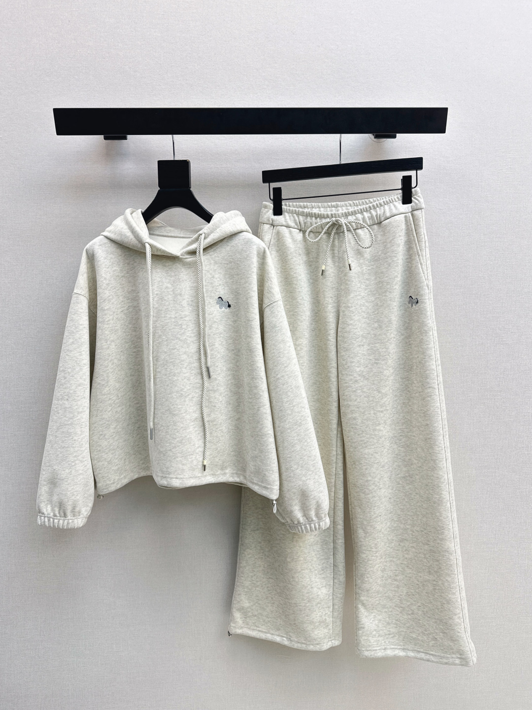 NO:686308,Fashionable Outfits TB 26Ss——Latest Autumn and Winter Pony Embroidered Badge Decorated Casual Suit Hooded Loose Sweater + Elastic Waist Casual Pants Customized sweatshirt fabric is super comfortable and looks good when worn casually on the street. Very fashionable, versatile and not picky. Properly slimming and hidden. One set is very elegant. One set is available. Three colors are available for sale sml,,hoodie,sweatshirts,hats,19860909时髦穿搭 TB 26Ss————秋冬最新款小马刺绣徽章装饰休闲套装连帽宽松卫衣+松紧腰休闲裤 定制卫衣面料 超级舒适 日常出街随意穿都好看 很时髦 百搭不挑人 妥妥的显瘦藏肉 一套搭配很显气质 一套出 三色现货发售sml,,hoodie,sweatshirts,hats,,Women's clothing