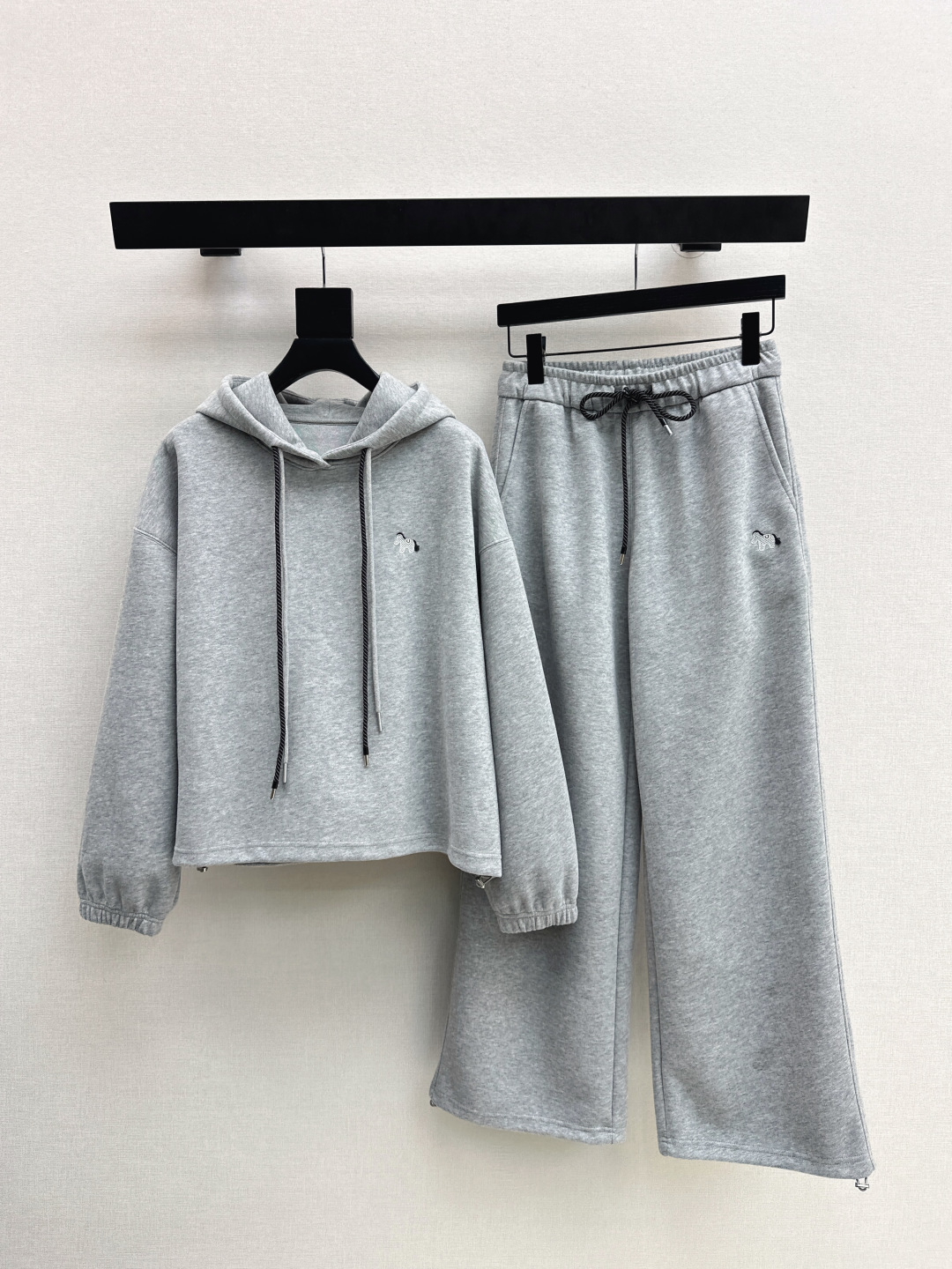 NO:686326,Fashionable Outfits TB 26Ss——Latest Autumn and Winter Pony Embroidered Badge Decorated Casual Suit Hooded Loose Sweater + Elastic Waist Casual Pants Customized sweatshirt fabric is super comfortable and looks good when worn casually on the street. Very fashionable, versatile and not picky. Properly slimming and hidden. One set is very elegant. One set is available. Three colors are available for sale sml,,hoodie,sweatshirts,hats,19860909时髦穿搭 TB 26Ss————秋冬最新款小马刺绣徽章装饰休闲套装连帽宽松卫衣+松紧腰休闲裤 定制卫衣面料 超级舒适 日常出街随意穿都好看 很时髦 百搭不挑人 妥妥的显瘦藏肉 一套搭配很显气质 一套出 三色现货发售sml,,hoodie,sweatshirts,hats,,Women's clothing