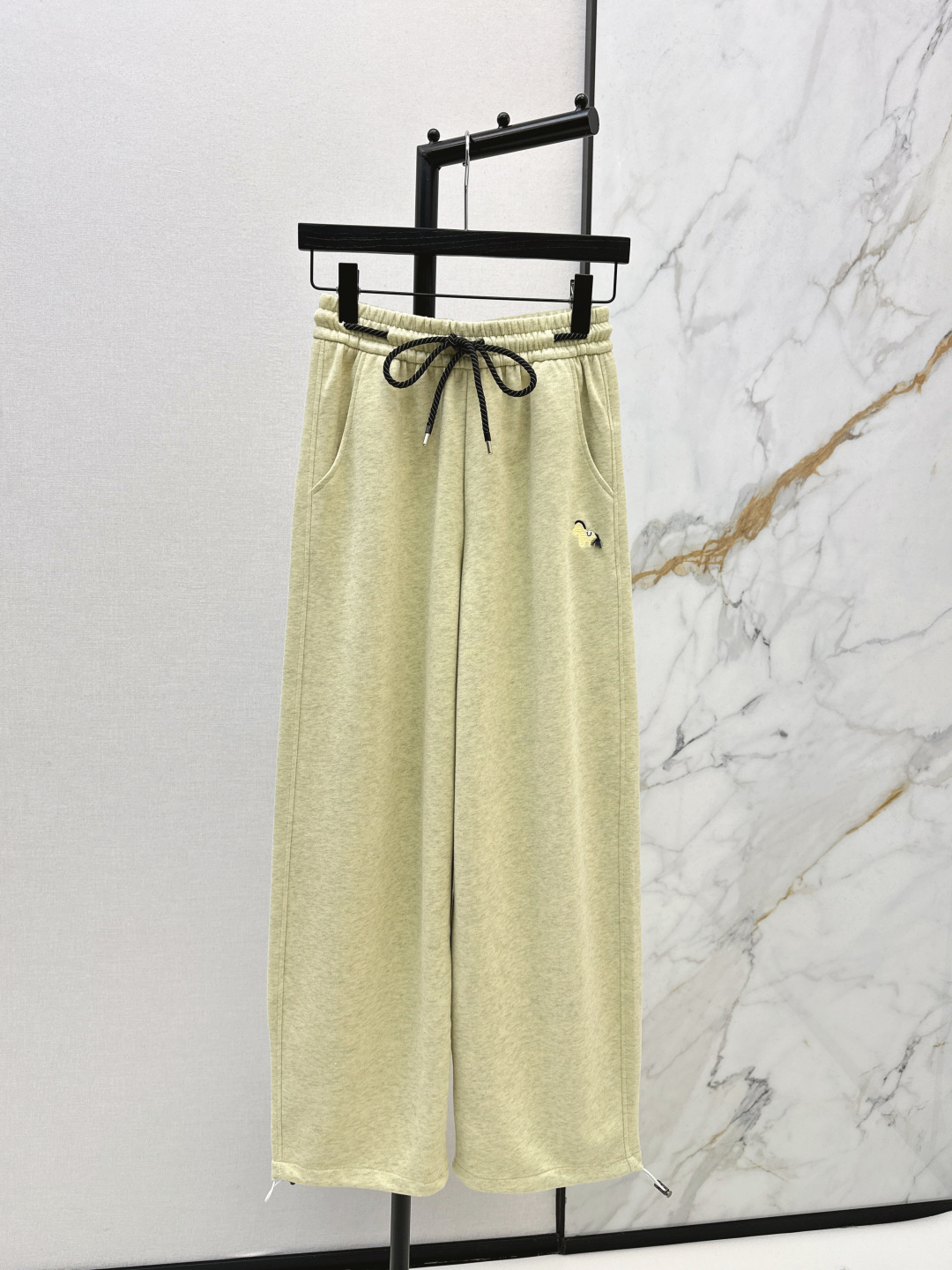 NO:686306,Lazy and casual TB 26Ss - the latest pony embroidered casual pants for early spring. Super easy-to-wear straight pants. The upper body hides the flesh and makes the legs longer. The elastic waist design looks good with daily casual matching. Simple and elegant. It can be paired with down jackets or coats. Full marks for practicality. Three colors are available for sale sml, down jacket,19860909慵懒休闲 TB 26Ss————早春最新款小马刺绣休闲裤 超级好穿的直筒裤子 上身藏肉显腿长 松紧腰的设计 日常随意搭配都好看 简约又大气 搭配羽绒服或者大衣都OK 实穿度满分 三色现货发售sml,,down jacket,,Women's clothing