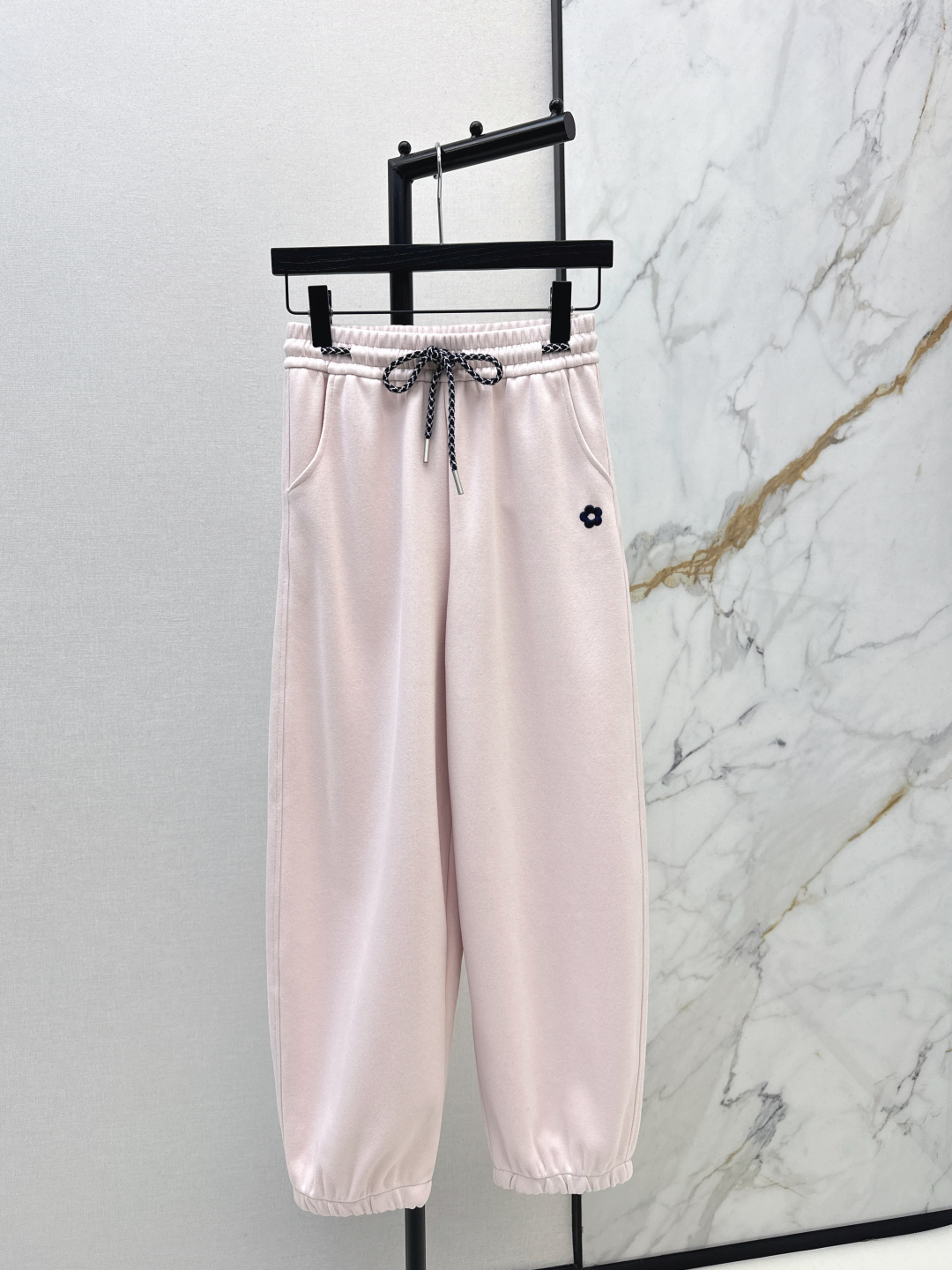 NO:686298,Lazy and casual, fashionable niche design 26Ss————The latest flower embroidered casual pants for early spring. A super easy-to-wear casual item. The upper body hides the flesh and makes the legs longer. The elastic waist design looks good with daily casual matching. It is simple and elegant. It is OK to match with a down jacket or a coat. Full marks for practicality. Three colors are available for sale now, sml, down jacket,19860909慵懒休闲 时髦小众设计 26Ss————早春最新款花朵刺绣休闲裤 超级好穿的休闲单品 上身藏肉显腿长 松紧腰的设计 日常随意搭配都好看 简约又大气 搭配羽绒服或者大衣都OK 实穿度满分 三色现货发售sml,,down jacket,,Women's clothing