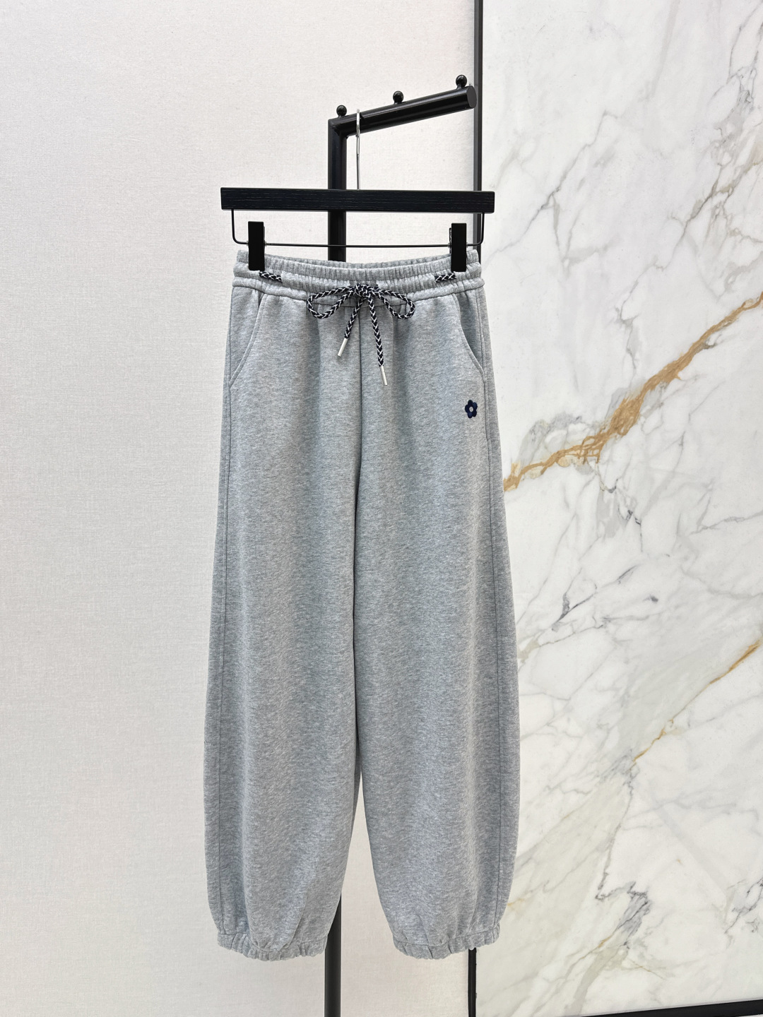 NO:686300,Lazy and casual, fashionable niche design 26Ss————The latest flower embroidered casual pants for early spring. A super easy-to-wear casual item. The upper body hides the flesh and makes the legs longer. The elastic waist design looks good with daily casual matching. It is simple and elegant. It is OK to match with a down jacket or a coat. Full marks for practicality. Three colors are available for sale now, sml, down jacket,19860909慵懒休闲 时髦小众设计 26Ss————早春最新款花朵刺绣休闲裤 超级好穿的休闲单品 上身藏肉显腿长 松紧腰的设计 日常随意搭配都好看 简约又大气 搭配羽绒服或者大衣都OK 实穿度满分 三色现货发售sml,,down jacket,,Women's clothing