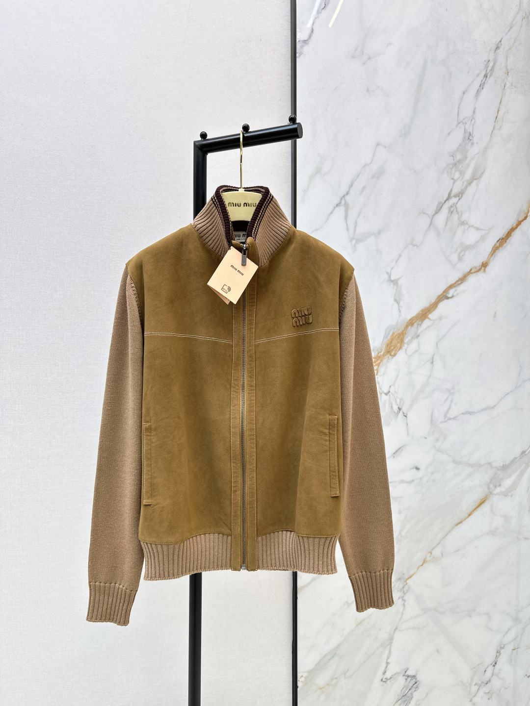 NO:686296,Purchasing version Miu 26Ss - the latest wool and leather contrast zipper cardigan in early spring is made of fine sheepskin with a gentle texture of matte suede. The skin is warm and waxy unique to autumn and winter. Stand-up collar + zipper design. It can be loosened or tightened. The sleeves and ribbed edges are spliced with wool knitted oversize version. The soft knitted texture neutralizes the cold feeling of leather. It combines warmth and casualness. The splicing of two materials.  Let the toughness and softness naturally blend in the body of the clothes, creating a lazy atmosphere when you raise your hands. Available in one color, sml,,miumiu,versace,sheepskin,19860909代购版本 Miu 26Ss———早春最新款羊毛皮革撞色拉链开衫选用细腻羊皮革 带着哑光绒面的温柔肌理 触肤是秋冬独有的暖糯 立领+拉链设计 可松可紧 袖子与罗纹边拼接羊毛针织 oversize的版型 松软针织纹理中和了皮革的冷感 兼顾保暖与随性 两种材质的拼接 让硬朗与柔软在衣身自然融合 抬手间尽是慵懒氛围 一色现货发售sml,,miumiu,versace,sheepskin,,Women's clothing