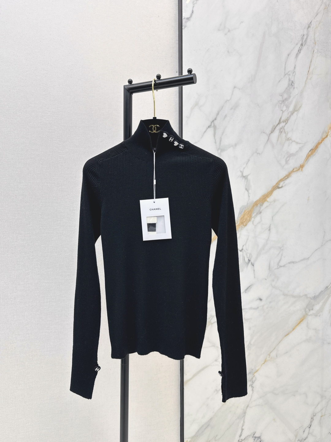 NO:686294,C Home 26Ss————The latest coco girl wear in early spring with logo embroidery and decorated stand-up collar bottoming shirt, a must-have for Bai Fumei!  It looks great when worn alone or as an inner layer. The versatile and slim-fitting version is super slim. The 16-needle imported yarn has a super comfortable texture. The upper part of the body is super slim. Simple, elegant and high-end. One color ready for sale sml,,chanel,19860909C家 26Ss————早春最新款coco女孩穿搭logo刺绣装饰立领打底衫 白富美必入神器！单穿做内搭搭配都超级好看 万能百搭修身版型超显瘦 16针进口纱线质感超舒适 版型上身巨显瘦 简约优雅又高级 一色现货发售sml,,chanel,,Women's clothing