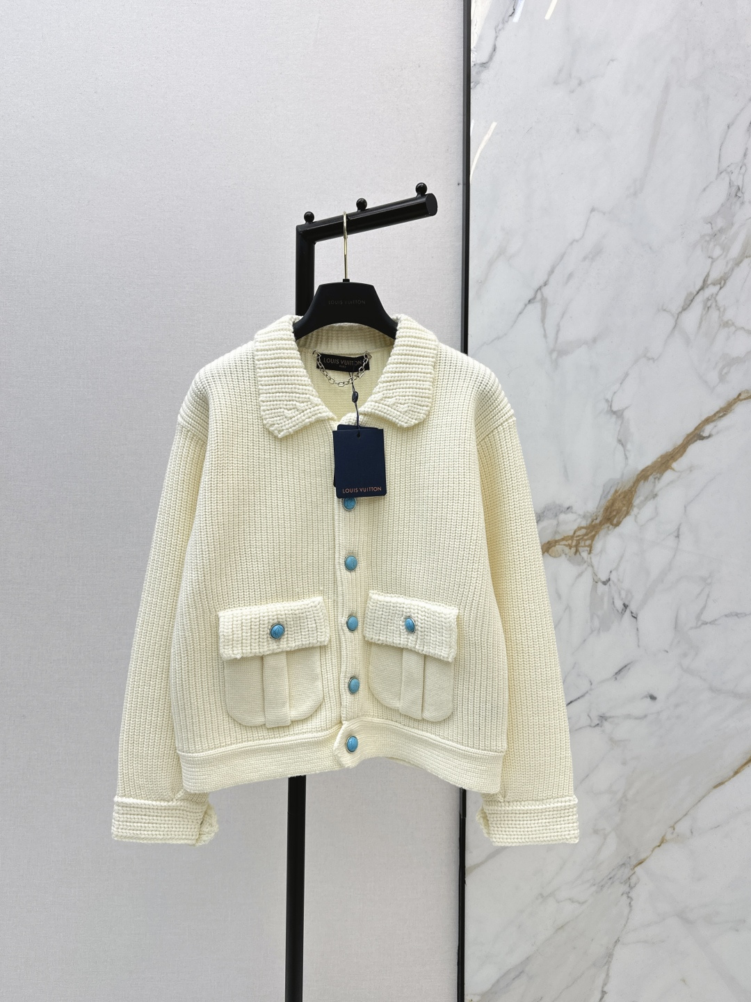 NO:686292,Minimalist old money L family 26Ss————Early spring’s latest colorful button-decorated lapel cardigan. It is an excellent piece whether worn alone or layered. Minimalist and versatile. It is very special. It is a frequently matched item for daily outings. One color ready for sale sml,, louis vuitton,19860909极简老钱 L家 26Ss————早春最新款彩色钮扣装饰翻领开衫 不管是单穿或者内搭叠穿都很出色的一件 极简百搭 很特别 日常出街高频率搭配单品 一色现货发售sml,,louis vuitton,,Women's clothing