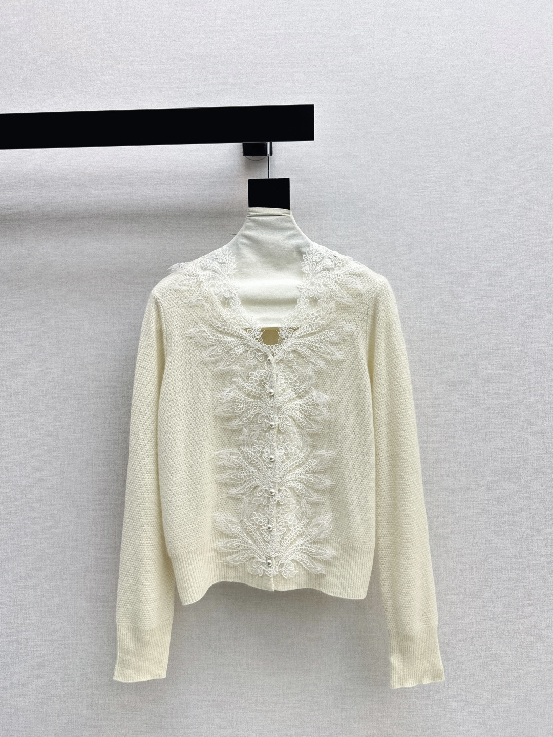 NO:686307,Recommended hot item: Es 26Ss————The latest lace splicing cardigan for early spring. 100% high-quality wool fabric. Exquisite splicing lace for looming translucence. Three-dimensional lace splicing design. Flexible appearance when walking. Two colors ready for sale sml,,19860909爆单款推荐 Es 26Ss————早春最新款蕾丝拼接开衫 百分百优质羊毛面料 精致拼接蕾丝花边若隐若现的透肤 立体蕾丝拼接设计 行走间灵动生姿 两色现货发售sml,,,Women's clothing
