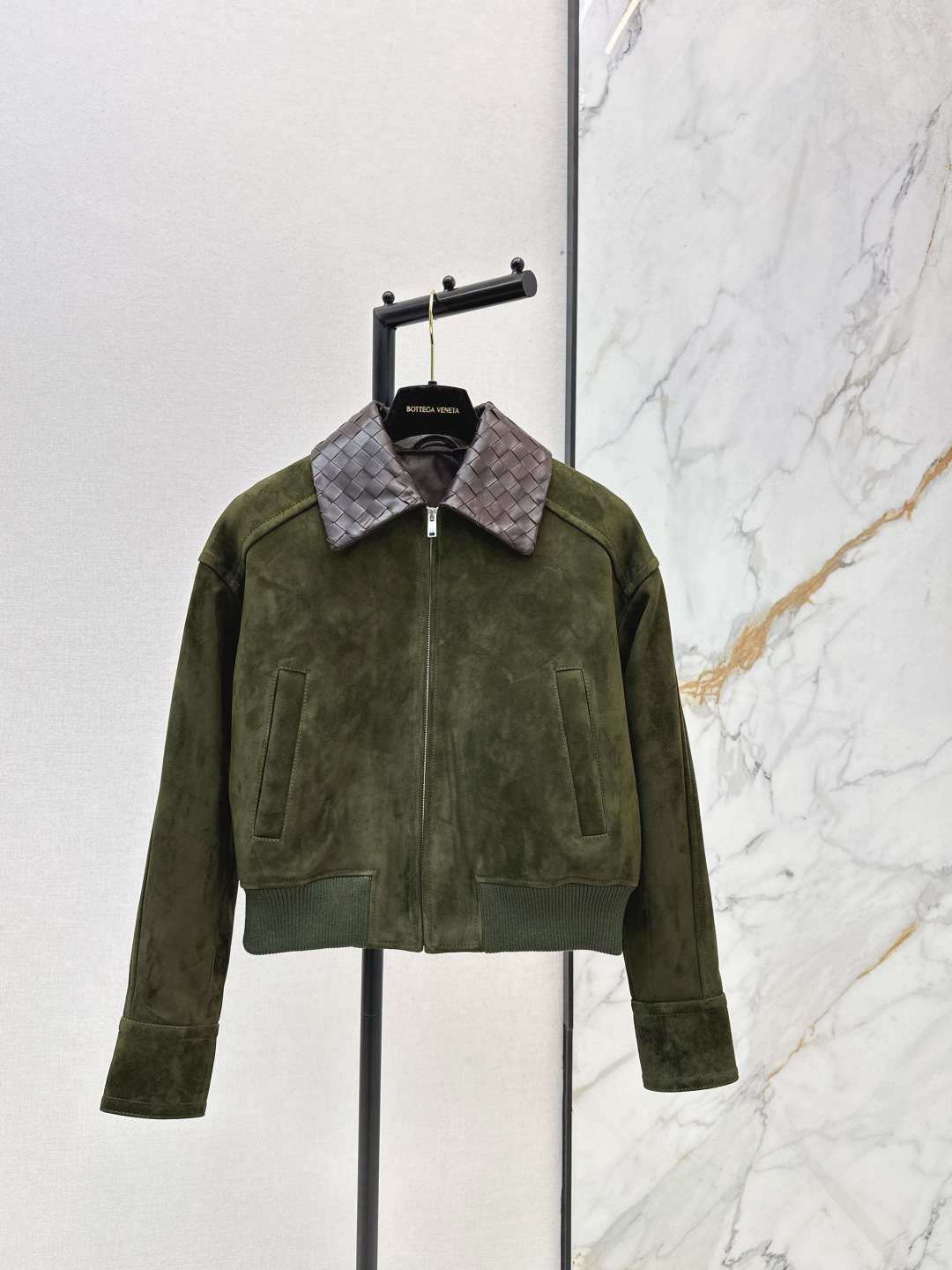 NO:686622,Equipped with dust bag, Barn style fashionable outfit Bv 26Ss——Early spring’s latest Gulinaza style new jacket, leather jacket, customized contrasting imported 100% lambskin woven collar design, full of creative design, 100% imported suede lambskin texture, wide and progressive, retro modern three-dimensional tailoring, high-end and fashionable, dropped shoulders, elasticated waist, versatile, not flattering, super slimming custom plaid lining  One color ready for sale sml,,bottega veneta,jackets & coats,jackets & coats,leather jacket,sheepskin,chamois leather,19860909配防尘袋巴恩风时髦穿搭 Bv 26Ss————早春最新款古力娜扎同款新品夹克皮衣外套定制撞色进口百分百小羊皮编织领设计创意十足 百分百进口麂皮绒小羊皮质感挺阔有进 复古摩登立体剪裁版型高级又时髦 落肩松紧收腰百搭不挑人上身巨显瘦 定制格纹内衬 一色现货发售sml,,bottega veneta,jackets & coats,jackets & coats,leather jacket,sheepskin,chamois leather,,Women's clothing