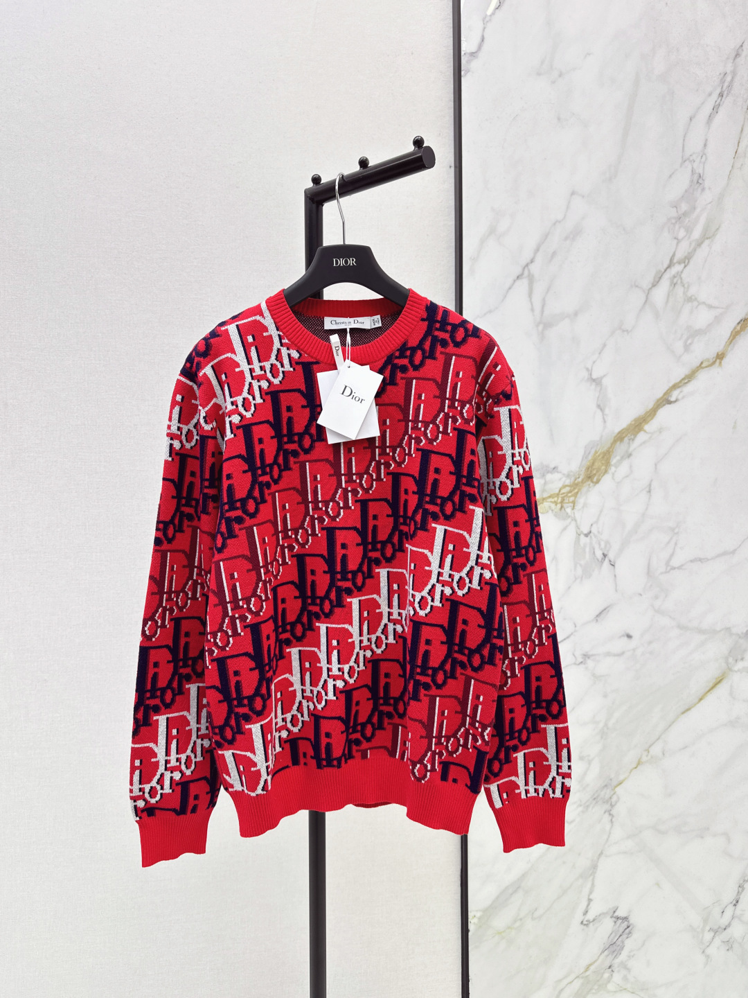 NO:686620,CD 26Ss————The latest round-neck jacquard knitted pullover sweater in early spring is woven from wool yarn. It has a delicate texture and is comfortable to wear. The round-neck knitted pullover sweater is cut. Regular loose fit with threaded edges to create a sense of relaxation. The jacquard letters arranged diagonally throughout the body are matched with red, white and black colors. Rich layering. Tolerant and slimmer. One color ready for sale sml,,sweaters,19860909CD 26Ss————早春最新款圆领提花针织套头毛衣羊毛纱线织造 质感细腻穿搭舒适 圆领针织套头毛衣剪裁 常规宽松版型配合螺纹包边 穿出松弛感 通体斜分排列的字母提花分布 配合红白黑配色 层次感丰富 包容更显瘦 一色现货发售sml,,sweaters,,Women's clothing