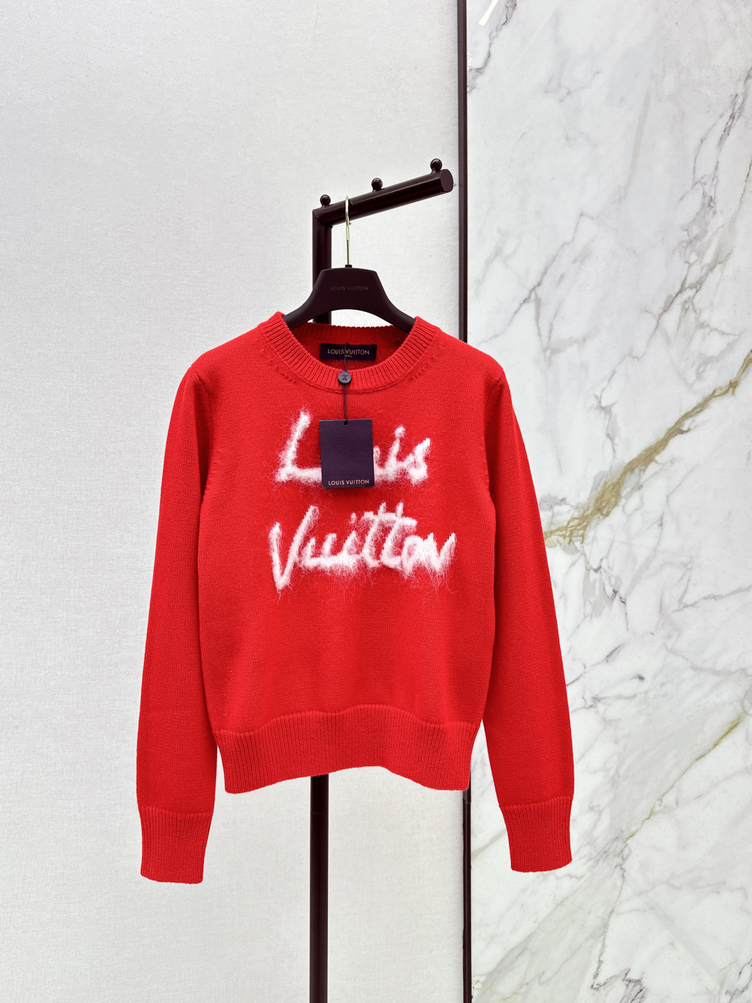 NO:686619,L Family 26Ss————The latest brushed round neck long-sleeved sweater in early spring. Cashmere and wool blend. Ready-made clothing is light and soft. The collar, cuffs and hem are naturally rolled. Brushed letters on the chest. Simple and high-end. One color ready for sale sml,, louis vuitton,19860909L家 26Ss————早春最新款拉绒圆领长袖针织衫 羊绒羊毛混纺 成衣轻便柔软 领口袖口下摆做了自然卷边 胸前拉绒字母 简约又高级 一色现货发售sml,,louis vuitton,,Women's clothing