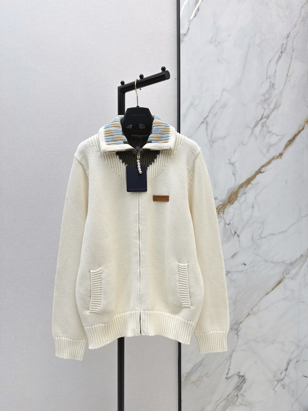 NO:686617,Same style for men and women L family 26Ss——Early spring latest limited new product MONOGRAM jacquard color matching checkerboard color matching MONOGRAM jacquard jacket temperament lapel zipper design loose fit upper body is beautiful sweet and salty girl temperament imported pure cotton yarn excellent quality luxury high-end single product one color ready for sale sml, louis vuitton, jackets & coats,19860909男女同款 L家 26Ss———早春最新款限定新品棋盘格配色MONOGRAM提花外套气质翻领拉链设计宽松版型上身绝美 可甜可盐气质少女 进口纯棉纱线质量超赞 奢华高级单品 一色现货发售sml,,louis vuitton,jackets & coats,,Women's clothing