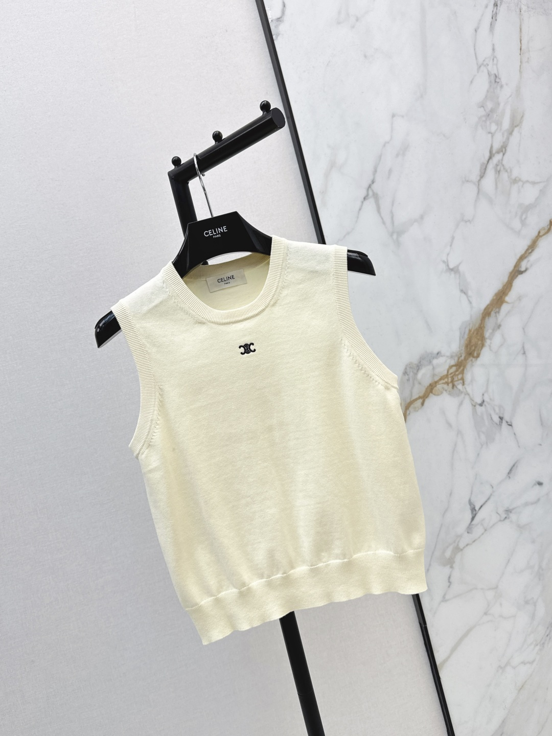 NO:686614,Ce 26Ss————Early spring’s latest classic Arc de Triomphe embroidered sleeveless vest wool blended fabric, texture online, Arc de Triomphe embroidery on the chest, treasure item, perfect for single wear and inner wear, one color ready for sale sml,,19860909Ce 26Ss————早春最新款经典凯旋门刺绣无袖背心羊毛混纺面料 质感在线 做胸前凯旋门刺绣 宝藏单品 单穿内搭都绝绝子 一色现货发售sml,,,Women's clothing