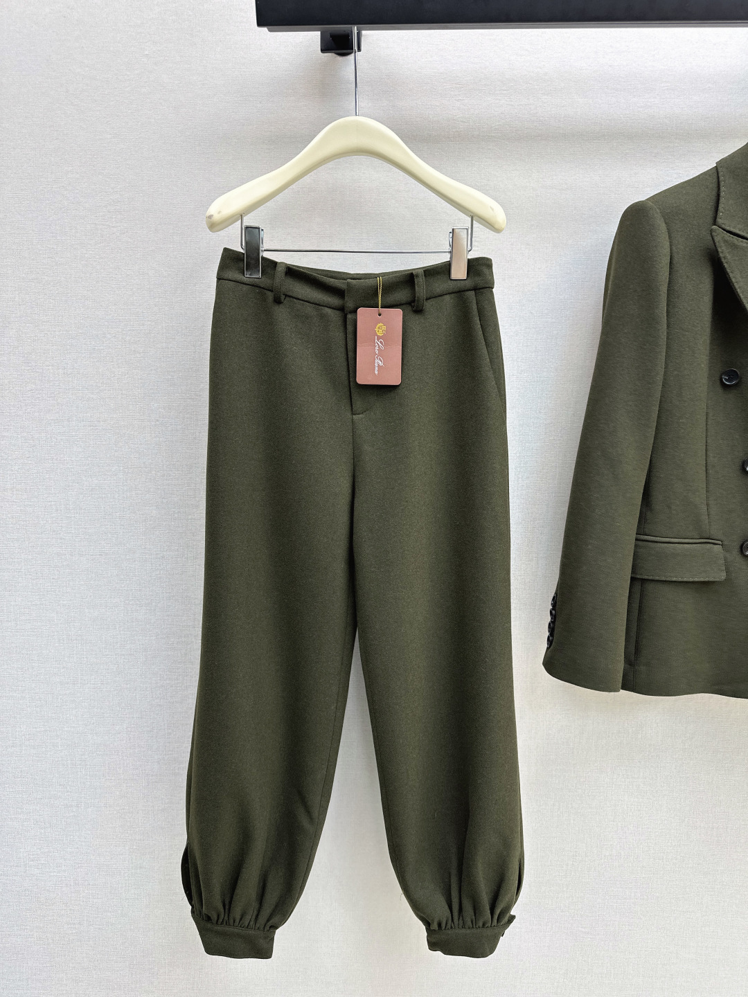 NO:686603,High-luxury old-money style outfit LP 25Ss - the team's latest high-end equestrian style wool legged trousers, exclusively customized in moss green, imported wool blend. The fabric texture is great. Customized pleated straight wide-leg pants are casual and chic. The minimalist design is luxurious and not simple. The upper body is capable and elegant, with a goddess tone. It is easy to wear for commuting and interpret different styles. Recommended matching. One color available for sale sml,, loro piana,19860909高奢老钱风穿搭 LP 25Ss———球队最新款高级马术风羊毛束脚西裤独家定制苔藓绿,进口羊毛混纺 面料质感超赞 定制收褶束口直筒阔腿裤随性潇洒 极简主义设计奢华不简 上身干练优雅气场女神调调 通勤穿搭轻松驾驭演绎不同风格 推荐一套搭配 一色现货发售sml,,loro piana,,Women's clothing