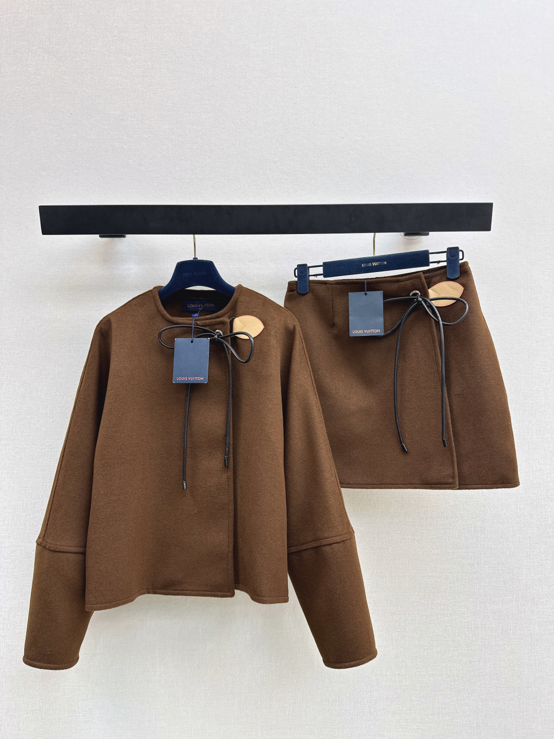 NO:686955,L's 25Ss - the latest slanted bow leather cord jacket for autumn and winter. Imported woolen material. High quality, warm and comfortable. Versatile Maillard brown. Front slanted placket leather with contrasting color. Leather rope tie with bow decoration. Exquisite details make it look old-fashioned. Short and loose fit. Relaxed and college style. More eye-catching and fashionable. One color ready for sale smlxl,, louis vuitton, jackets & coats,19860909L家 25Ss———秋冬最新款斜襟蝴蝶结皮绳外套 进口羊毛呢材质 质感上乘保暖舒适 通体百搭美拉德棕色 配前斜开襟皮革撞色点睛 皮绳系带蝴蝶结装饰 细节精致更显老钱 短款宽松版型 穿搭松弛学院 风格更吸睛时髦 一色现货发售smlxl,,louis vuitton,jackets & coats,,Women's clothing