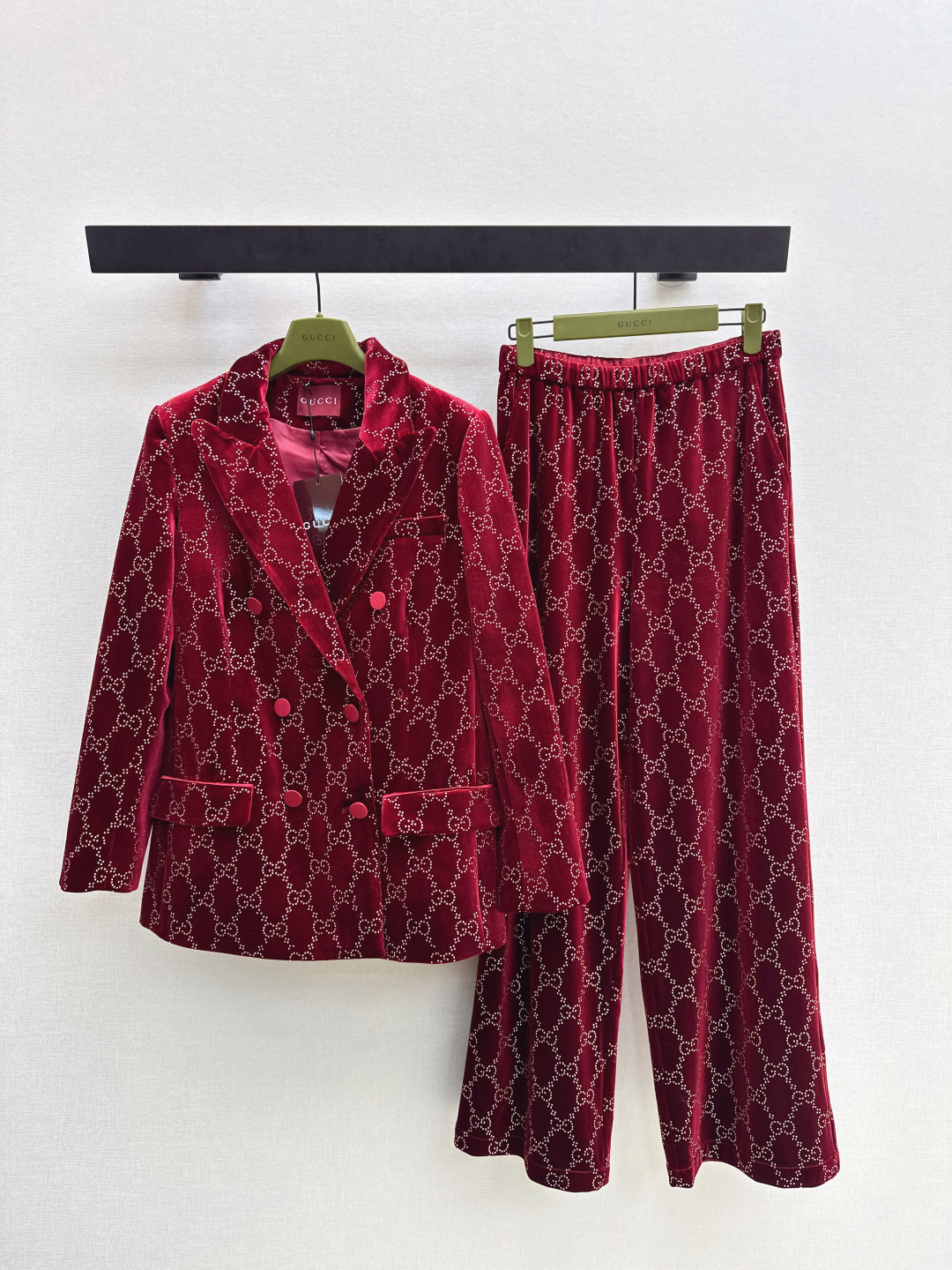 NO:686951,Gu 26Ss————The latest retro temperament suit for early spring. Real velvet rhinestone suit jacket + trousers. Imported real velvet material. Excellent glossy texture. Lapel shoulder pad suit style. Double-breasted three-dimensional tailoring to create a fashionable and neat style. Burgundy velvet all over printed with colorful rhinestones. Retro suede texture with sparkling pearls. Paired with a series of straight trousers to complete the luxurious gorgeousness and neat aura. Wearing one suit is a dinner-level exquisite style with its own focus.  Separately developed in one color, ready for sale sml suit, jackets & coats, business suit, real silk,19860909Gu 26Ss————早春最新款复古气质套装真丝绒烫钻西装外套+长裤 进口真丝绒材质 成衣光泽质感品相绝佳 翻领垫肩西装版型 双排扣立体裁剪打造时尚利落范儿 酒红丝绒满印彩色水钻 复古绒面的肌理揉着闪耀的珠光 搭配系列直筒长裤 把高奢的华丽与利落的气场拉满 一套穿就是自带焦点的晚宴级精致风格 一色分开发 现货发售sml 西,,jackets & coats,business suit,real silk,,Women's clothing