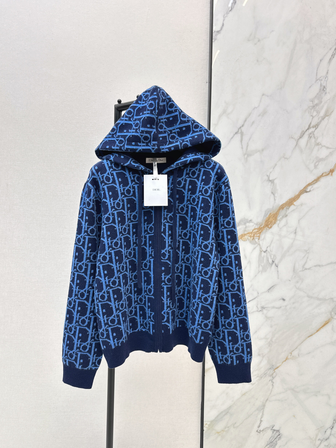 NO:686959,CD 26Ss for men and women - the latest high-end logo zipper wool jacket in early spring, new version with dropped shoulders, logo jacquard lettering craftsmanship, luxurious and handsome, hooded design, fashionable and high-end, white and rich beauty must buy, classic version is not picky, the upper body is slimming, Swiss machine embroidery sewing plate craftsmanship, one color ready for sale sml,,jackets & coats,hats,19860909男女同款 CD 26Ss———早春最新款高级logo拉链羊毛外套新版落肩设计 logo提花字母工艺奢华帅气 连帽设计时髦又高级 白富美必入 经典版型不挑人上身巨显瘦 瑞士机刺绣缝盘工艺 一色现货发售sml,,jackets & coats,hats,,Women's clothing