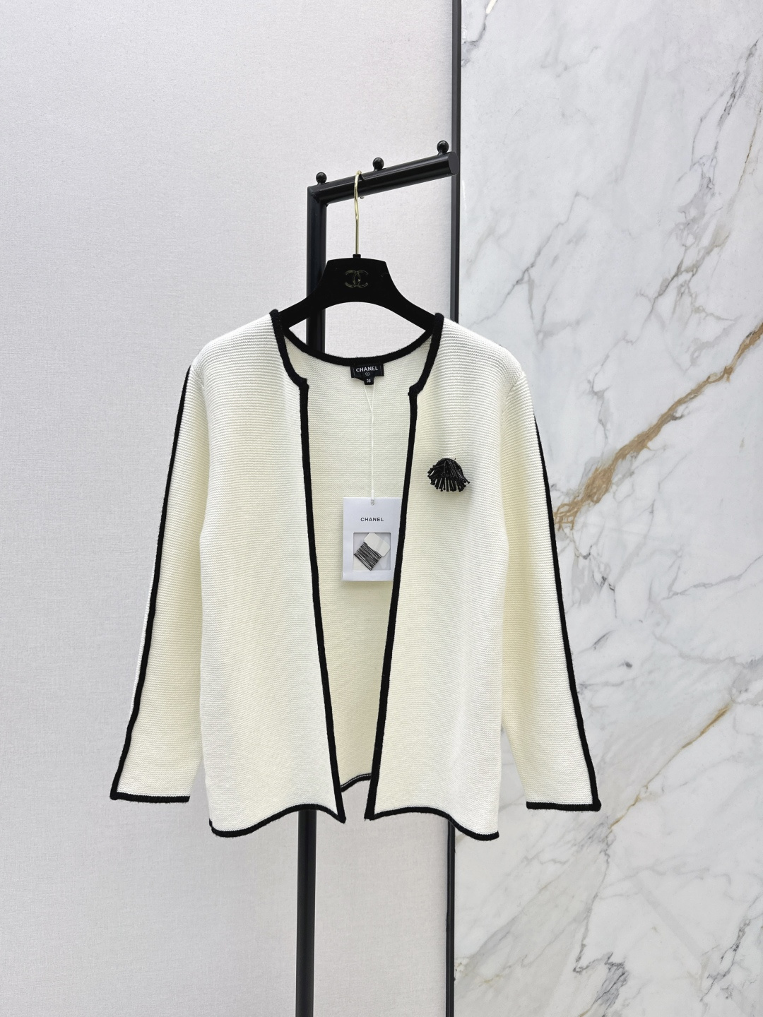 NO:686956,Wang Yibo's same style, C's 26Ss - the latest knitted cardigan with contrasting edge decoration in early spring. The contrasting edge design on the body forms a classic black and white color scheme. It is simple yet refined and instantly enhances the layering of the overall look. It adopts an unbuttoned placket design to create different dressing styles. One color ready for sale sml,,chanel,19860909王一博同款 C家 26Ss————早春最新款撞色镶边装饰针织开衫 衣身撞色镶边设计 形成经典的黑白配色 简约又不失精致感 瞬间提升整体造型的层次感 采用无扣的开襟设计 打造不同的穿搭风格 一色现货发售sml,,chanel,,Women's clothing