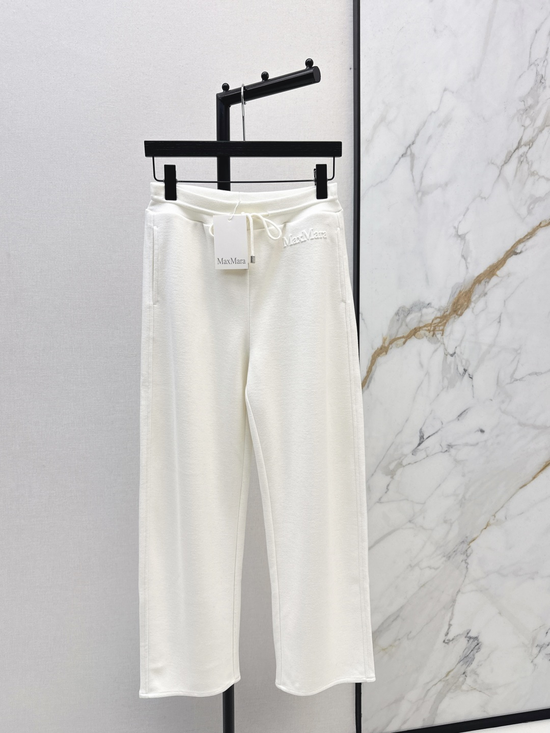 NO:686947,Super good-looking item Max 26Ss - the latest high-luxury minimalist style elastic waist casual pants for early spring, you will feel warm as soon as you put them in. It is the first choice for winter. It is the kind of item that can be worn casually and has a sense of atmosphere. It can be worn with a jacket or a down coat. It is very elegant. The version is a clean and narrow straight style. The proportions are very smooth, making you look taller and slimmer. Two colors are available now, sml,, jackets & coats, down jacket,19860909超好看的单品 Max 26Ss———早春最新款高奢极简风松紧腰休闲裤腿一伸进去就有温暖感 冬季首选 是那种随意上身就自带氛围感的单品 无论搭配外套或者羽绒大衣都可以 很提气质 版型是干净利落的窄直筒 比例拉的很顺 显高显瘦 两色现货发售sml,,jackets & coats,down jacket,,Women's clothing