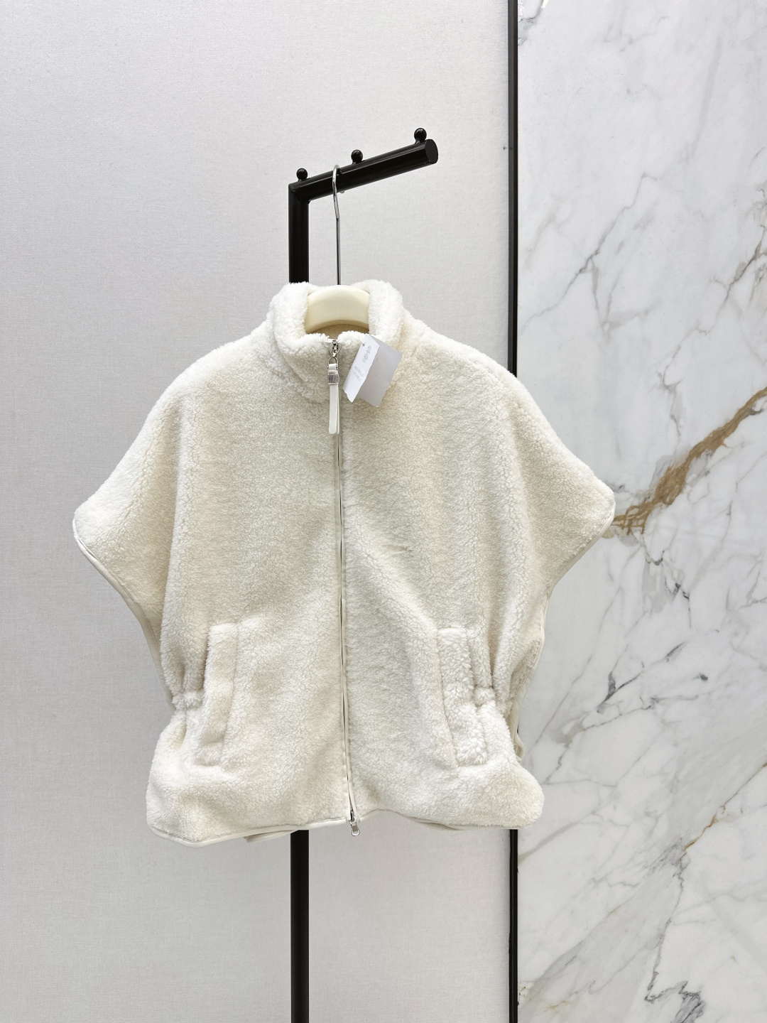 NO:686944,Exclusive model ~ Bc 25Ss————The latest Teddy plush vest jacket for autumn and winter. A must-have for autumn and winter. Fashionable and warm, this is it. Short zipper design. Drawstring waist design. No need to worry about bloated upper body. Very tolerant and can easily cover the flesh. The texture of the whole dress is online. Two colors are available for sale sml,,jackets & coats,19860909独家款～ Bc 25Ss————秋冬最新款泰迪毛绒马甲外套 秋冬必备款 时髦还要保暖就是这一件了 短款拉链设计 抽绳收腰设计上身不用担心臃肿 包容性很好轻松遮肉 整件衣服质感在线 两色现货发售sml,,jackets & coats,,Women's clothing