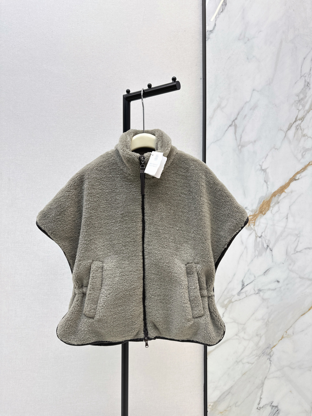 NO:686941,Exclusive model ~ Bc 25Ss————The latest Teddy plush vest jacket for autumn and winter. A must-have for autumn and winter. Fashionable and warm, this is it. Short zipper design. Drawstring waist design. No need to worry about bloated upper body. Very tolerant and can easily cover the flesh. The texture of the whole dress is online. Two colors are available for sale sml,,jackets & coats,19860909独家款～ Bc 25Ss————秋冬最新款泰迪毛绒马甲外套 秋冬必备款 时髦还要保暖就是这一件了 短款拉链设计 抽绳收腰设计上身不用担心臃肿 包容性很好轻松遮肉 整件衣服质感在线 两色现货发售sml,,jackets & coats,,Women's clothing