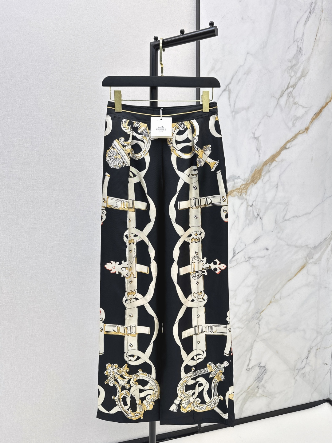 NO:687236,Her 26Ss————Early spring’s latest chain-link pattern positioning printed silk wide-leg straight pants, 100% silk twill, with a great texture. Temperament toothpick line pleated straight pants, casual and generous style. Beautiful color matching, full positioning printing, super high-end. Elastic design on the back waist, the version is not picky and the upper body is super slim. One color ready for sale smlxl,,real silk,19860909Her 26Ss————早春最新款链环图案定位印花真丝阔腿直筒裤百分百真丝斜纹绸质感超赞 气质牙签线压褶直筒裤型随性大方 绝美配色全定位印花超高级 后腰松紧设计版型不挑人上身超显瘦 一色现货发售smlxl,,real silk,,Women's clothing